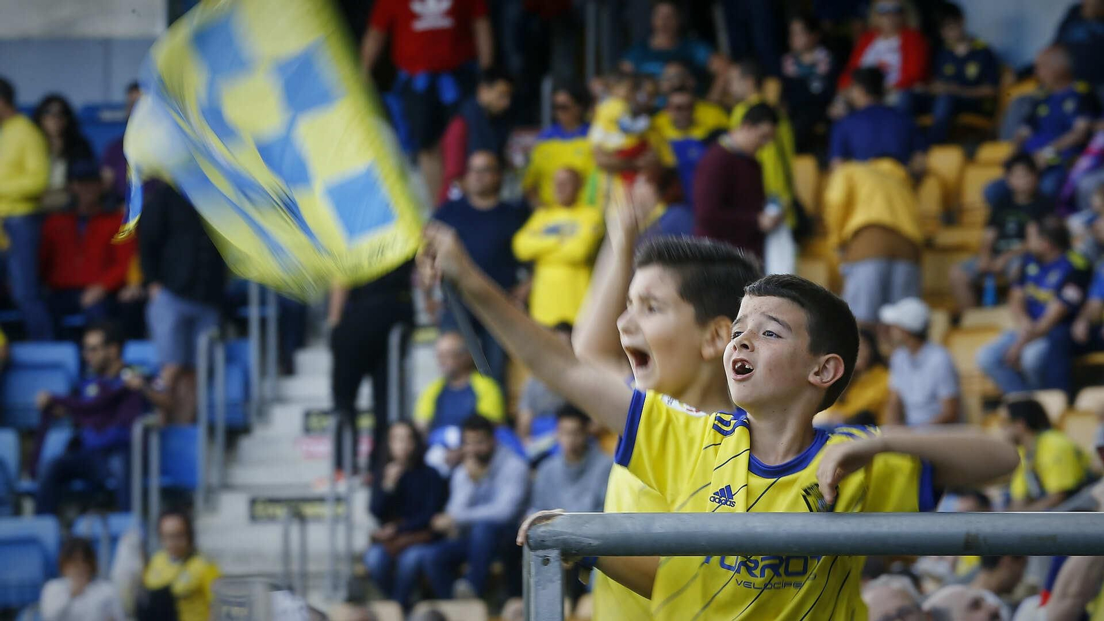 Partido de fútbol entre  Cádiz C.F. y C.A. Osasuna