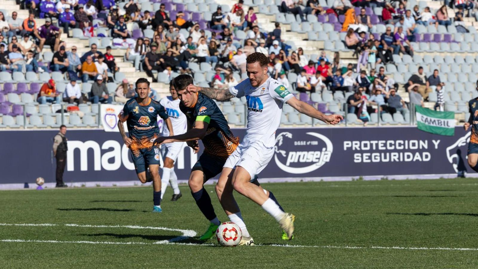 Agus Alonso disfrutó de ocasiones, pero no pudo materializarlas.