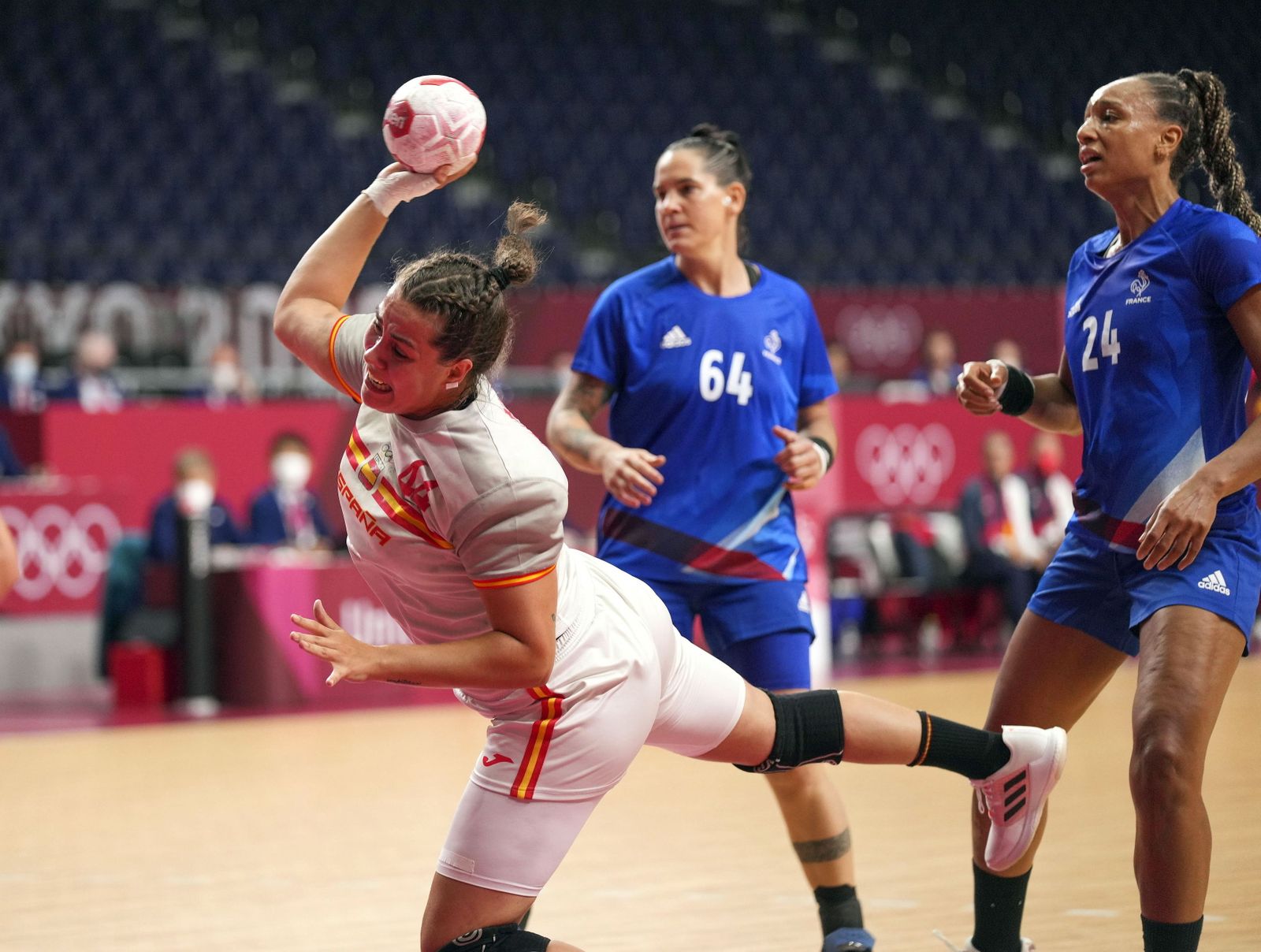 Ainhoa Hernández arma el brazo.