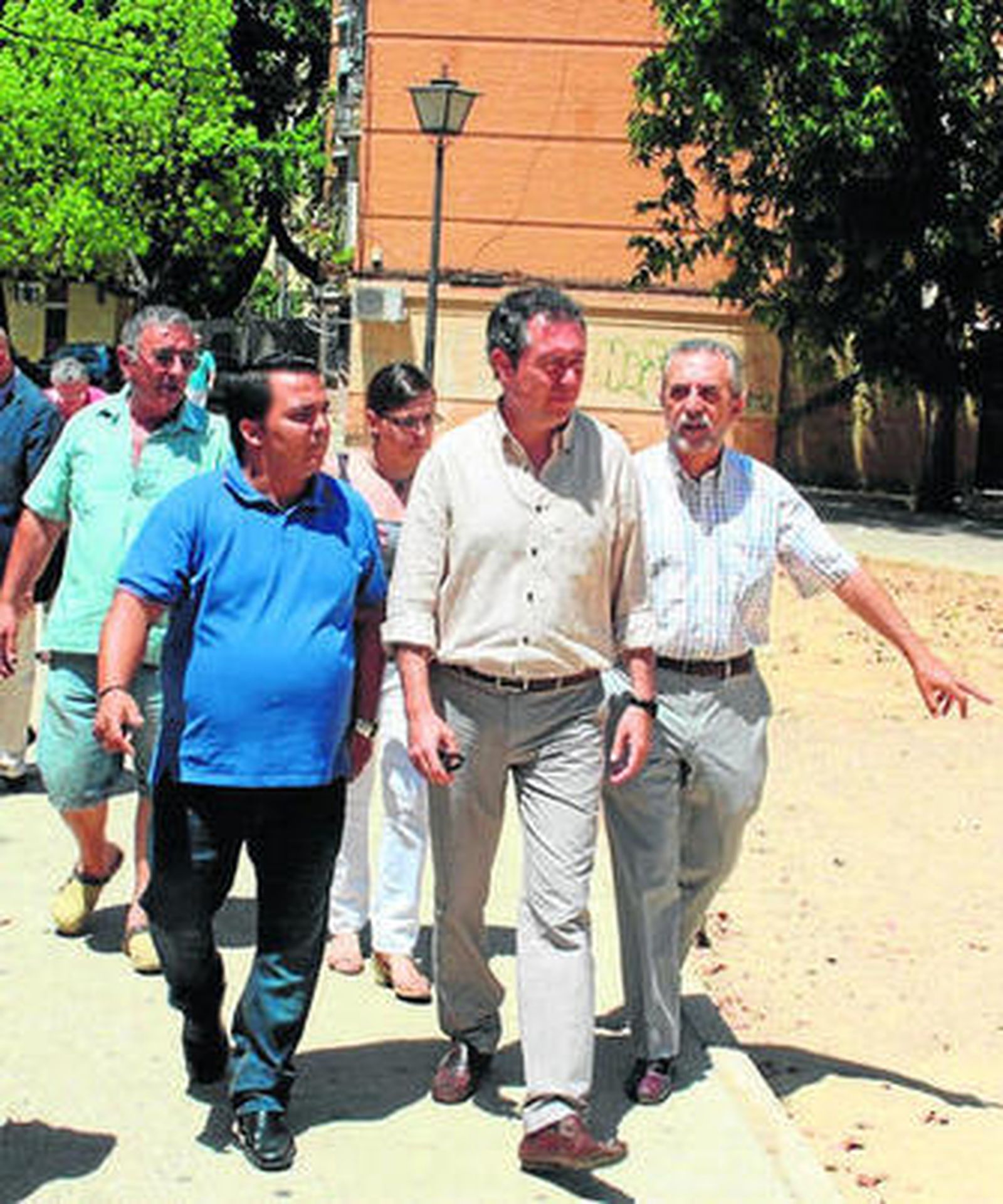 Juan Espadas y Juan Manuel Flores, ayer con vecinos de Madre de Dios.