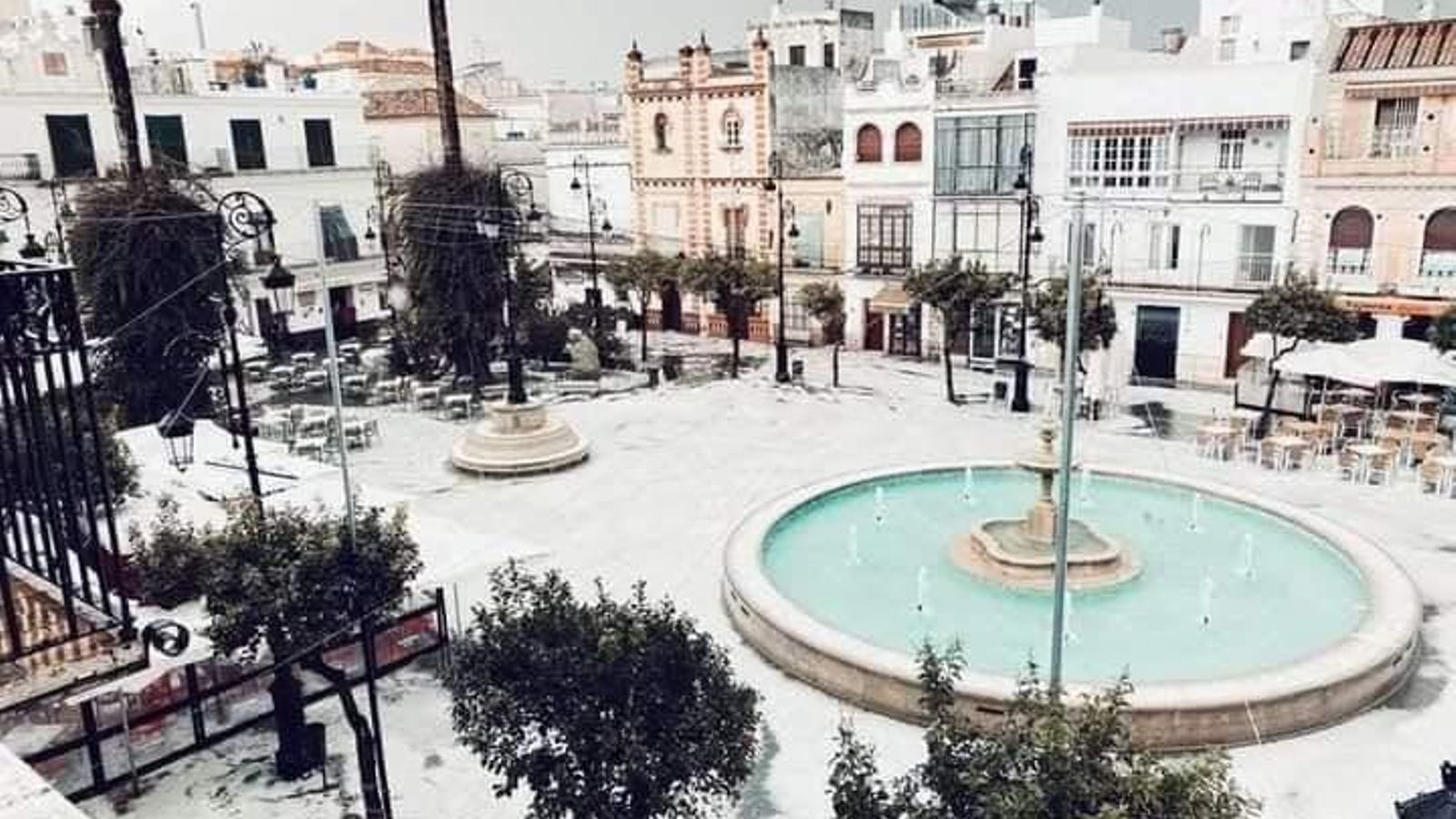 La plaza del Cabildo de Sanlúcar, tras la granizada La plaza del Cabildo de Sanlúcar, tras la granizada