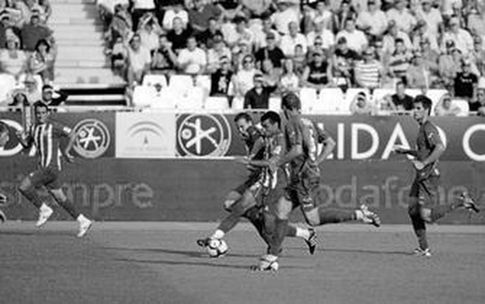 Michel se marcha de Mané y de Celestini en el partido del domingo ante el Getafe.