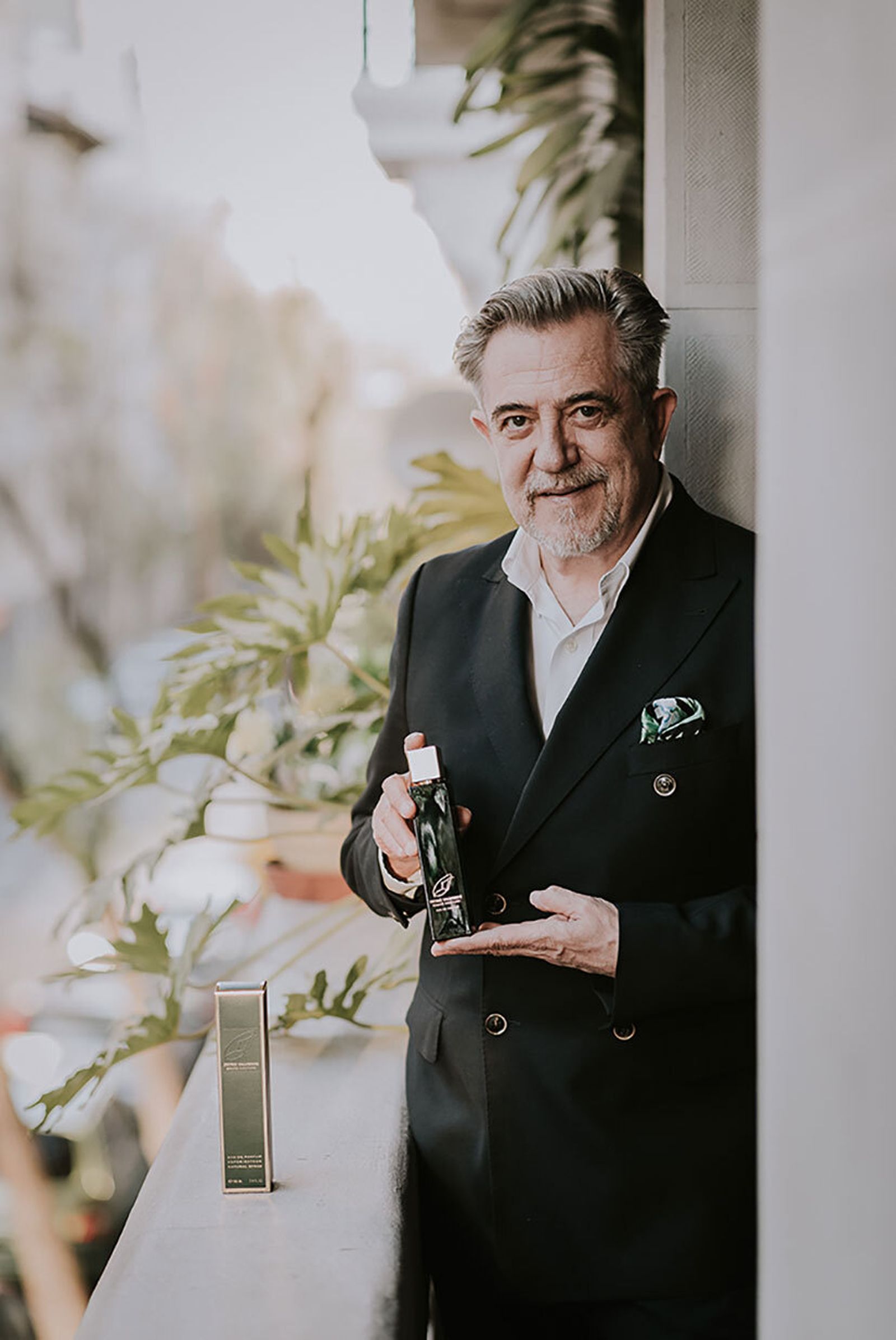 Petro Valverde, con una de sus fragancias.