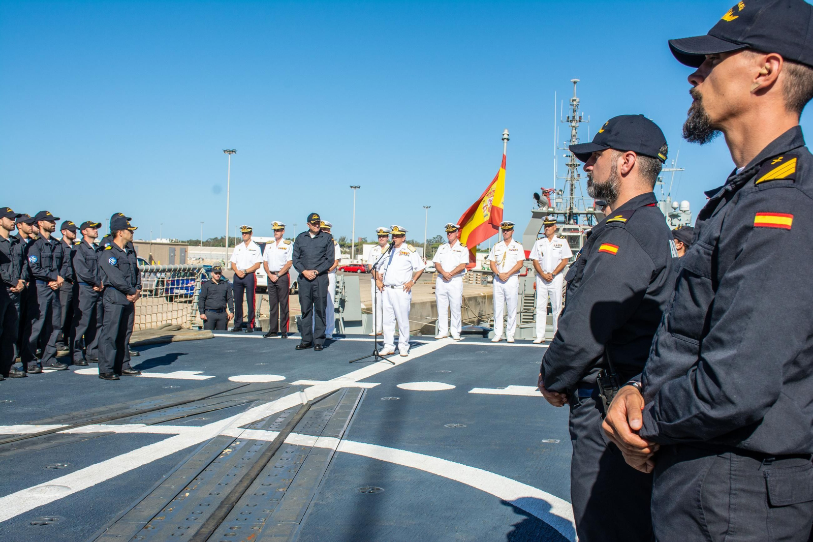 Las imágenes de la despedida de la fragata 'Santa María' de la Armada, rumo a la misión Atalanta