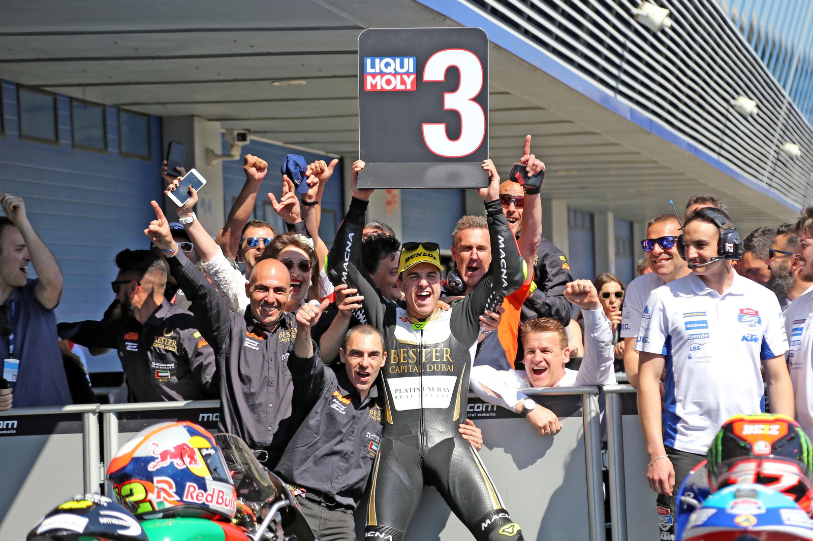 El conileño Marcos Ramírez celebra la tercera posición con su equipo.