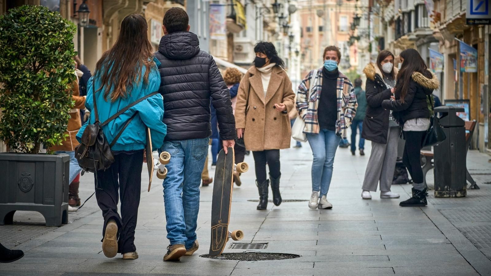 Jóvenes por la calle Ancha de Cádiz en una imagen de archivo.
