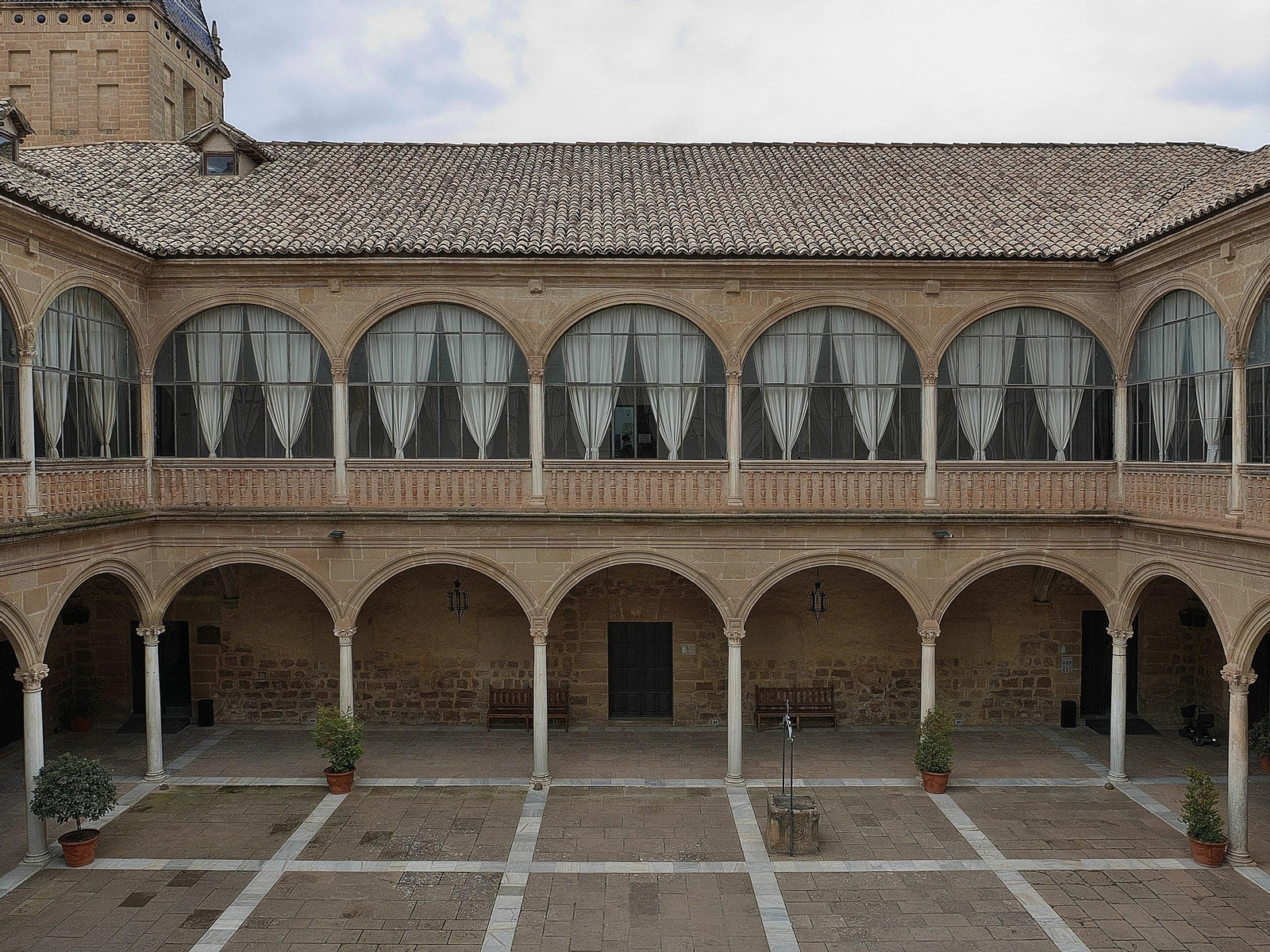 El patio central, al modo de los palacios, se articula con dobles pandas en sus cuatro lados con cinco arcos de medio punto rebajados. El Hospital de Santiago de Úbeda: un palacio lleno de cultura