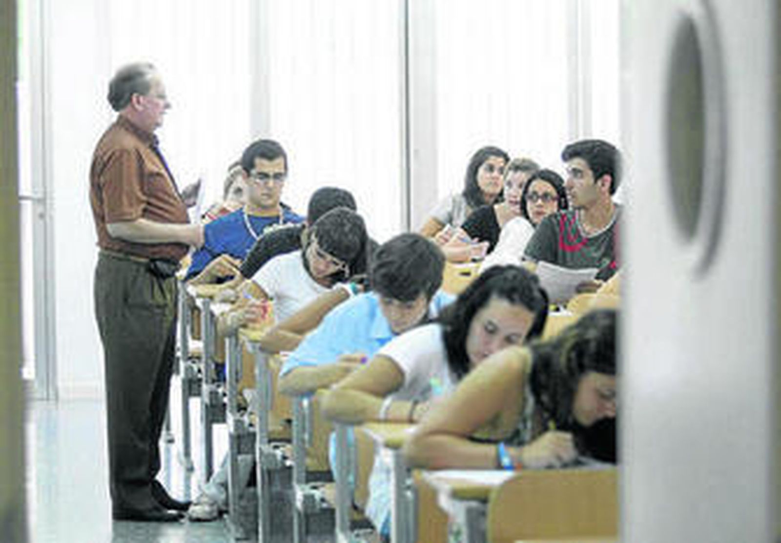 Jóvenes, realizando los primeros exámenes en la Politécnica.
