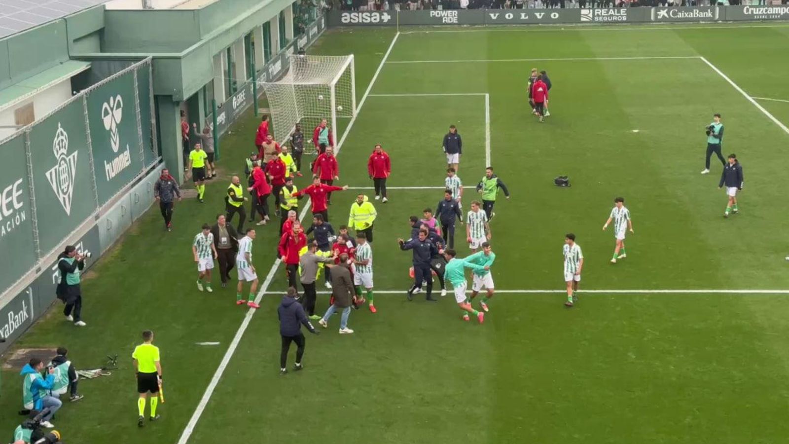 La tangana entre los dos equipos tras acabar el partido