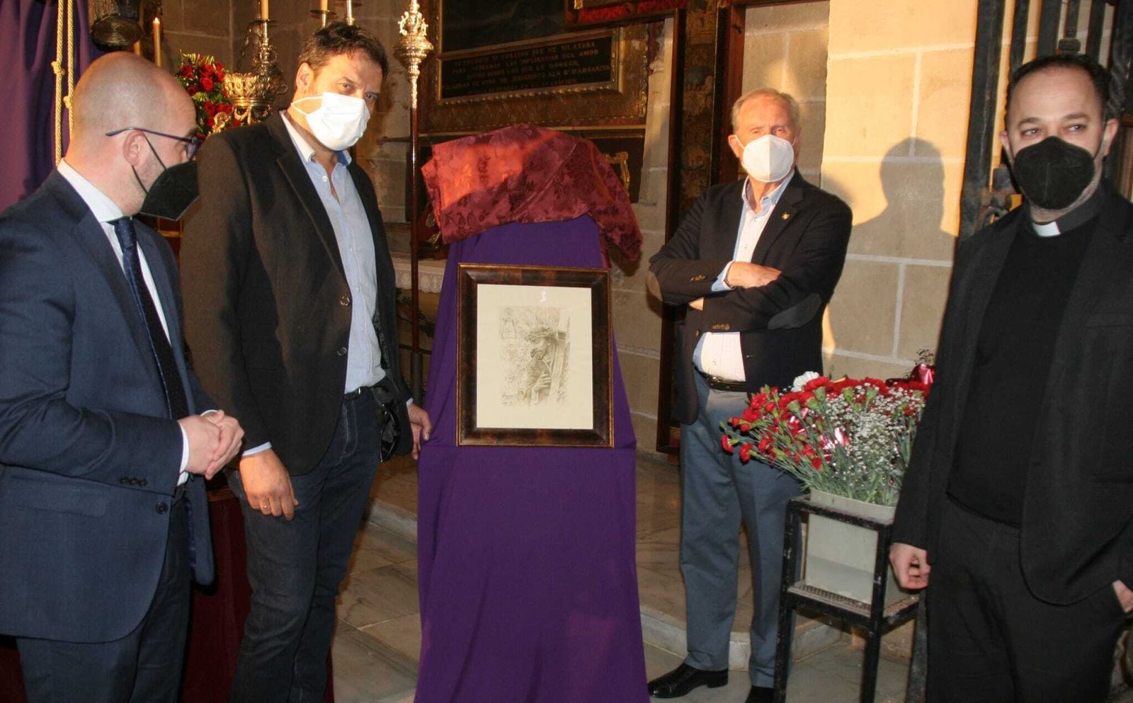 Adrián Ferreras , junto al hermano mayor del Nazareno, el párroco y el alcalde.