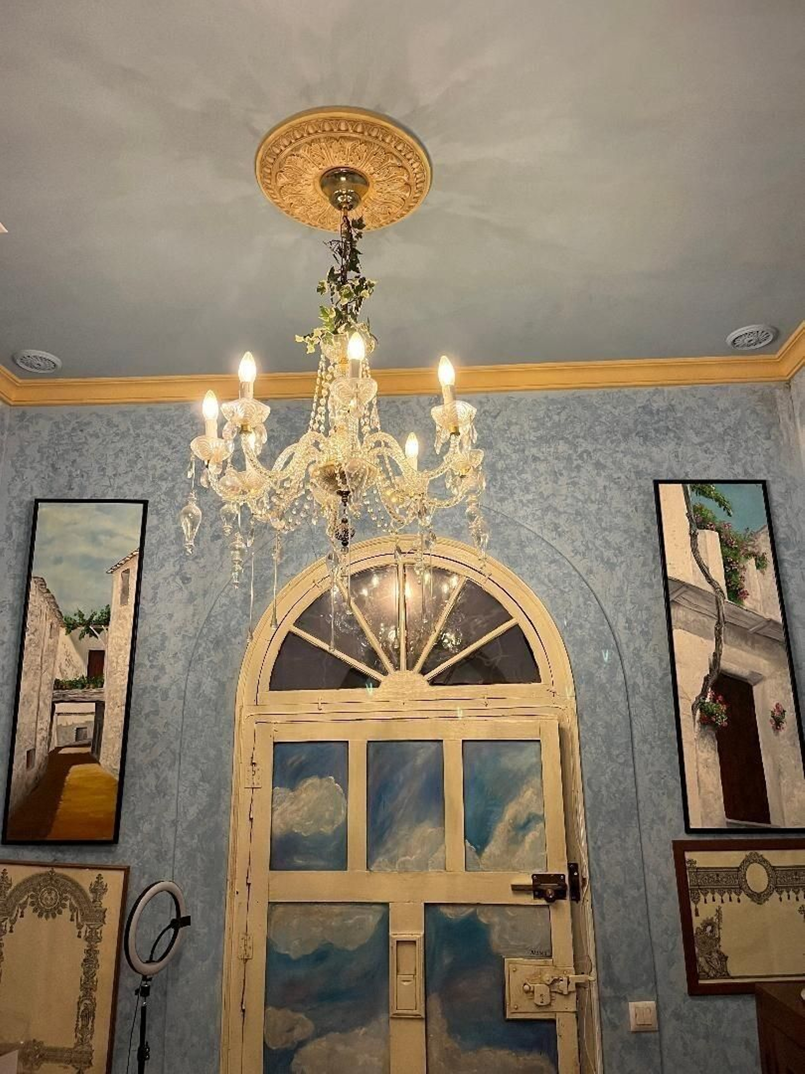 La curiosa casa de David Calleja, el concejal influencer de El Puerto, desde dentro: detalles kitsch y cofrades en cada rincón