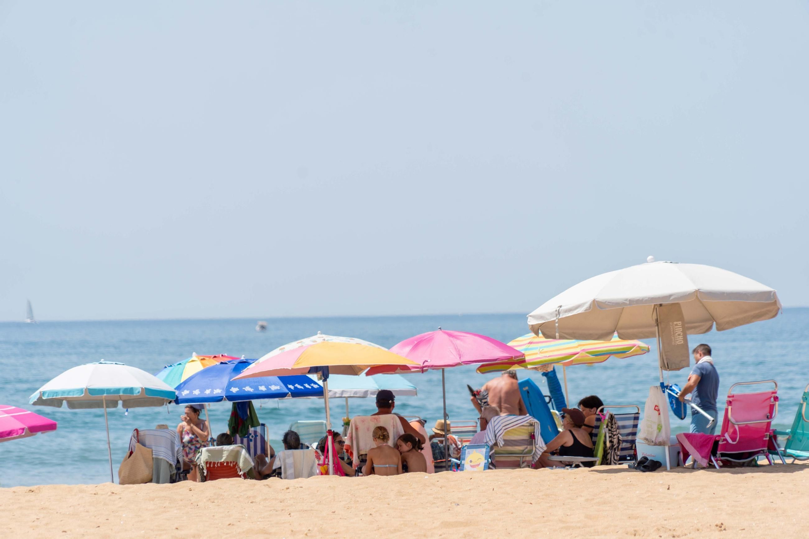 Imágenes de la mañana en las playas de Punta Umbría marcadas por la alerta roja