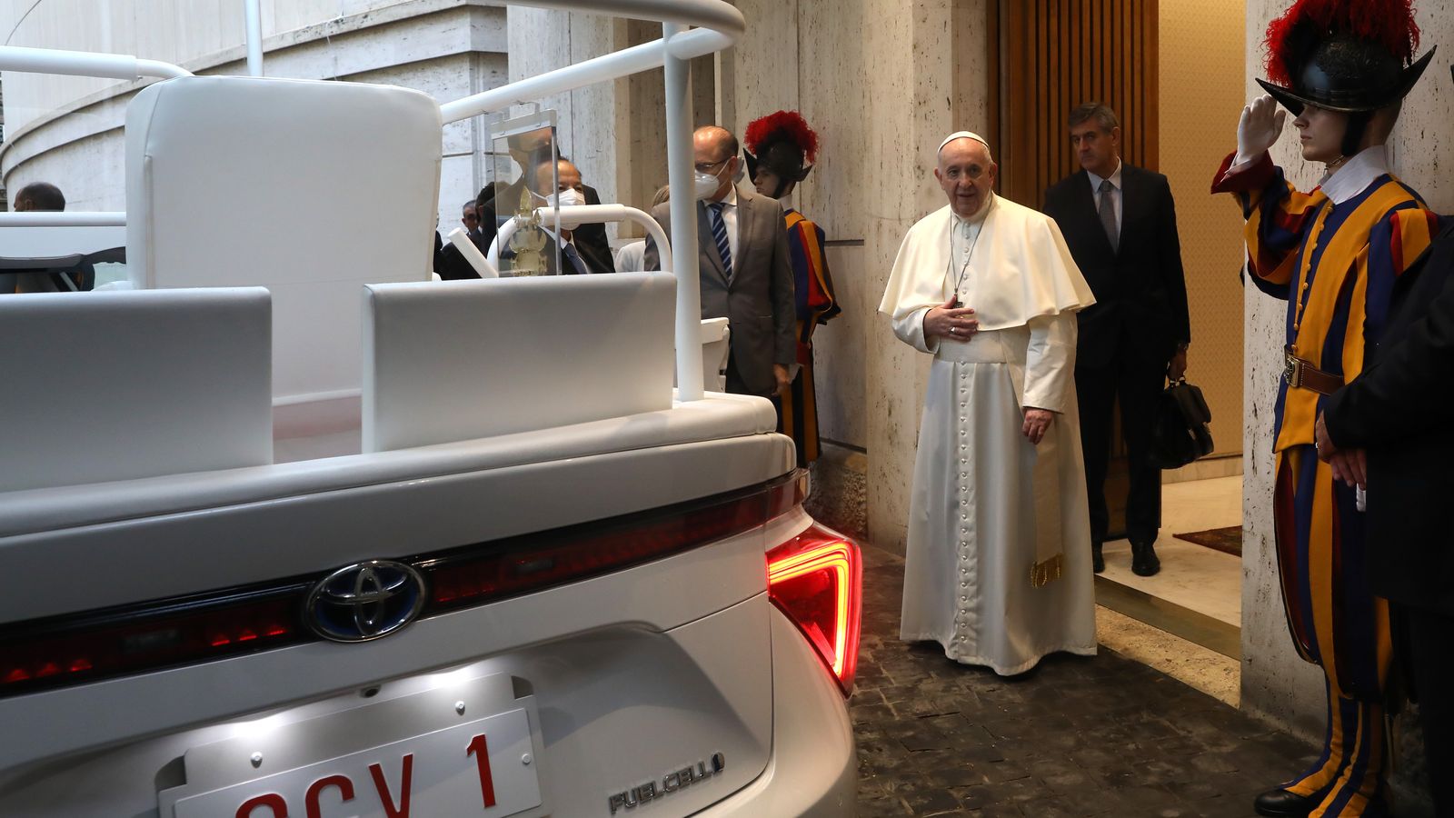 El Papa Francisco estrenará el primer coche eléctrico para sus eventos en público, un Toyota Mirai.