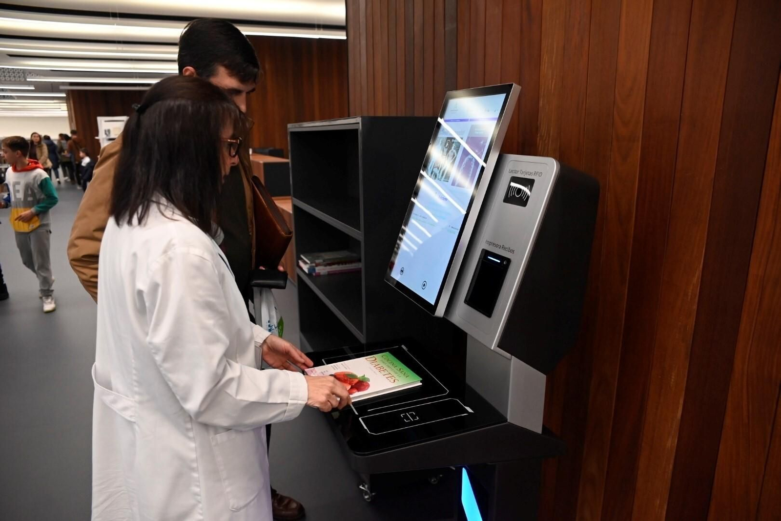 El primer día de apertura de la Biblioteca Grupo Cántico de Córdoba, en imágenes