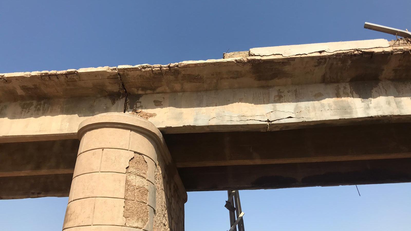 La estructura del puente afectado por las lluvias.