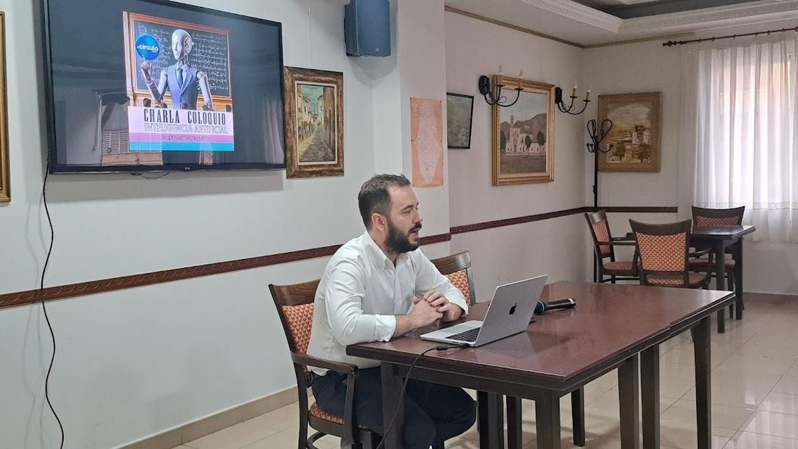 Javier Martínez habla sobre la inteligencia artificial en el Círculo de Albox.