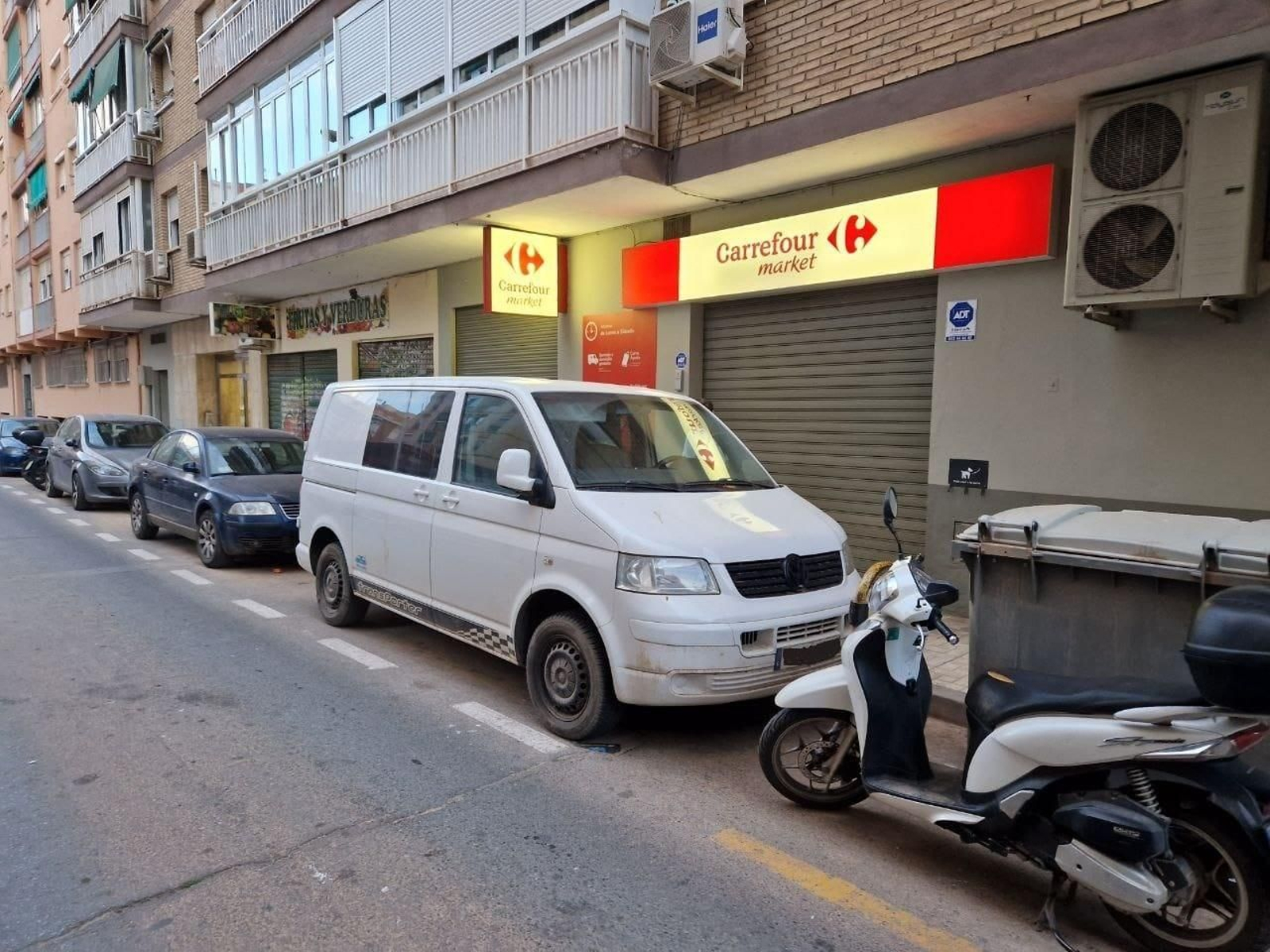 Supermercado donde a la niña se le cayó encima el mueble.