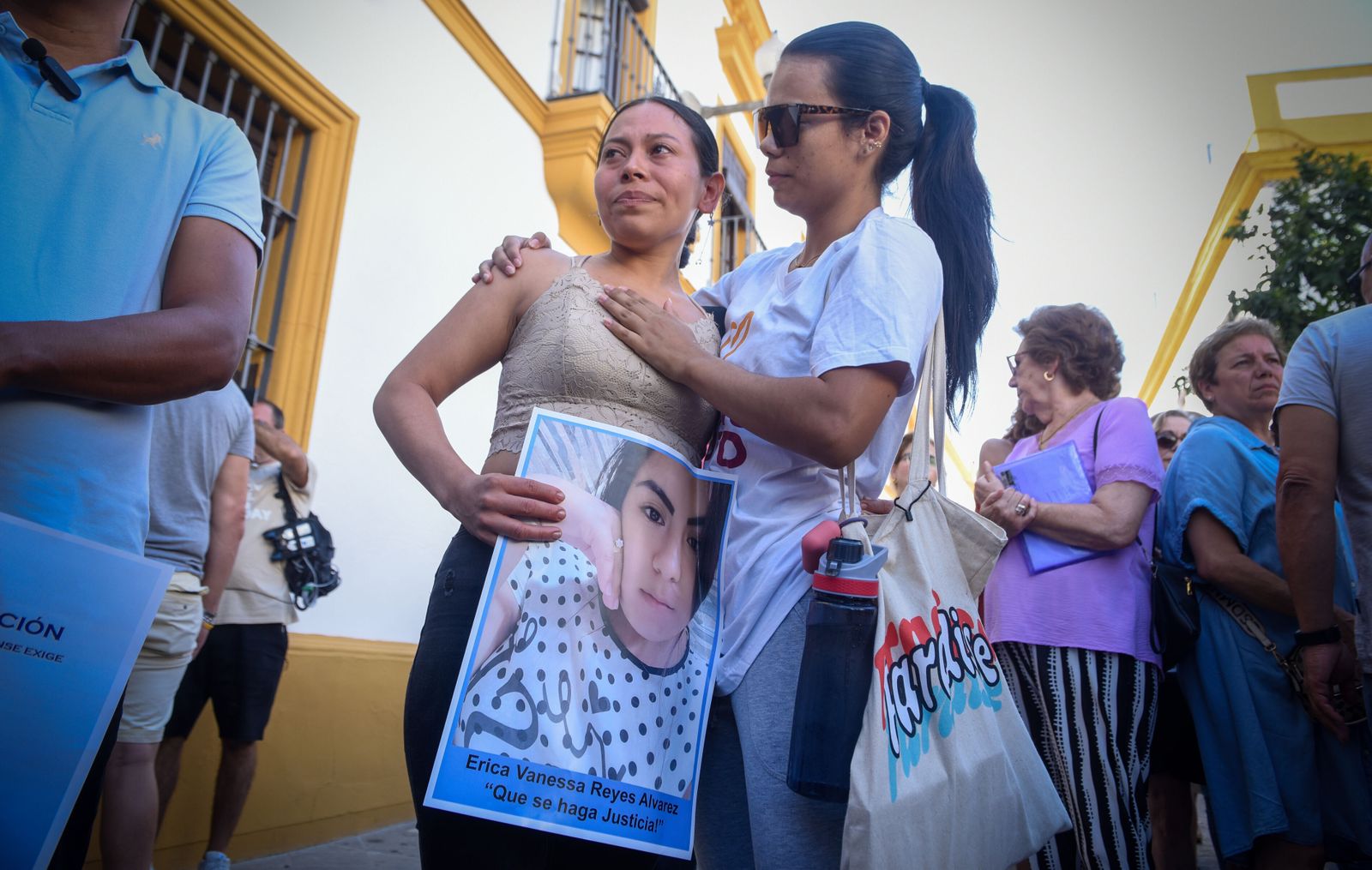 La hermana de la víctima, en una de las concentraciones celebradas en Utrera.