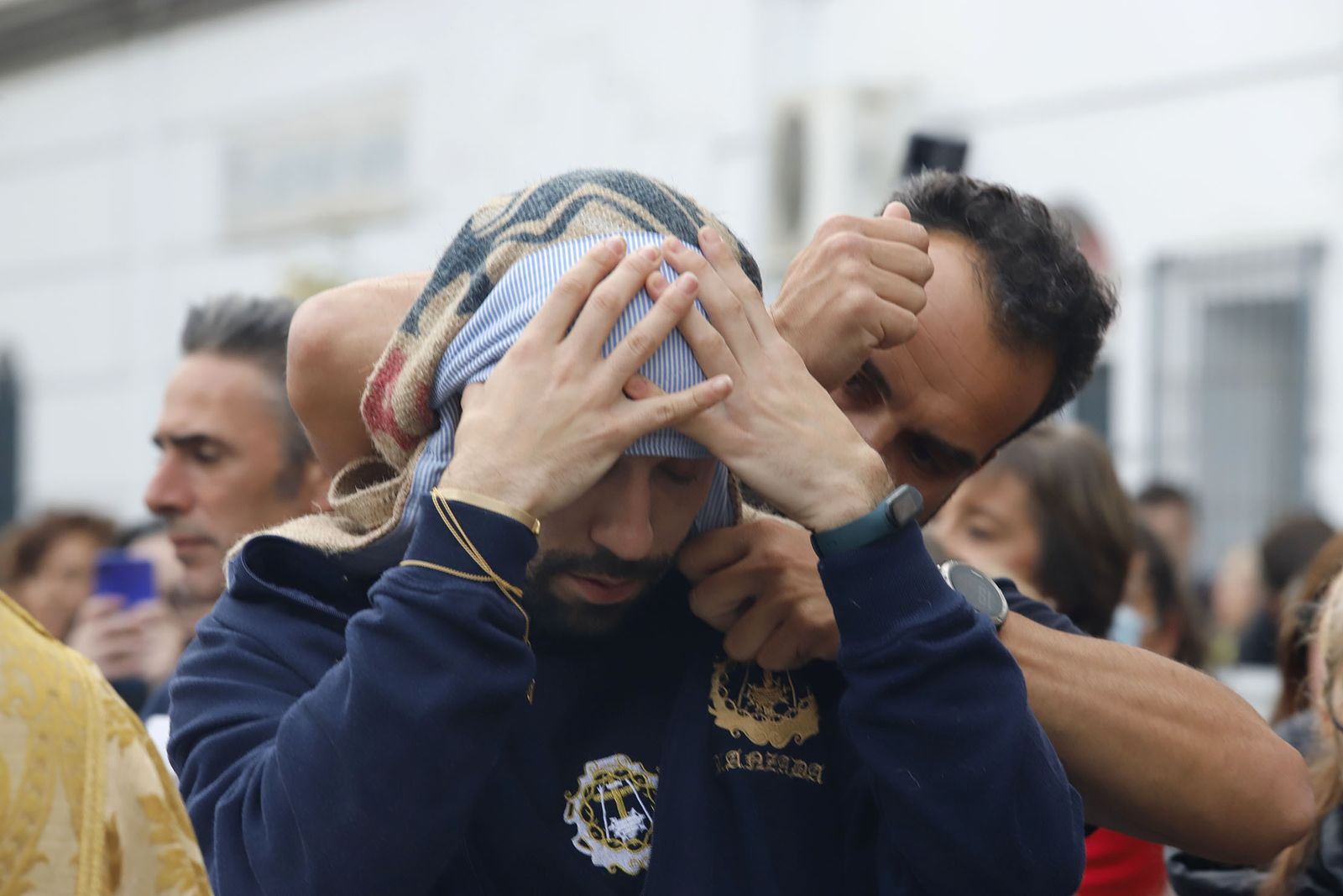 La Hermandad de la Sagrada Lanzada hace su estación de penitencia por las calles de Huelva