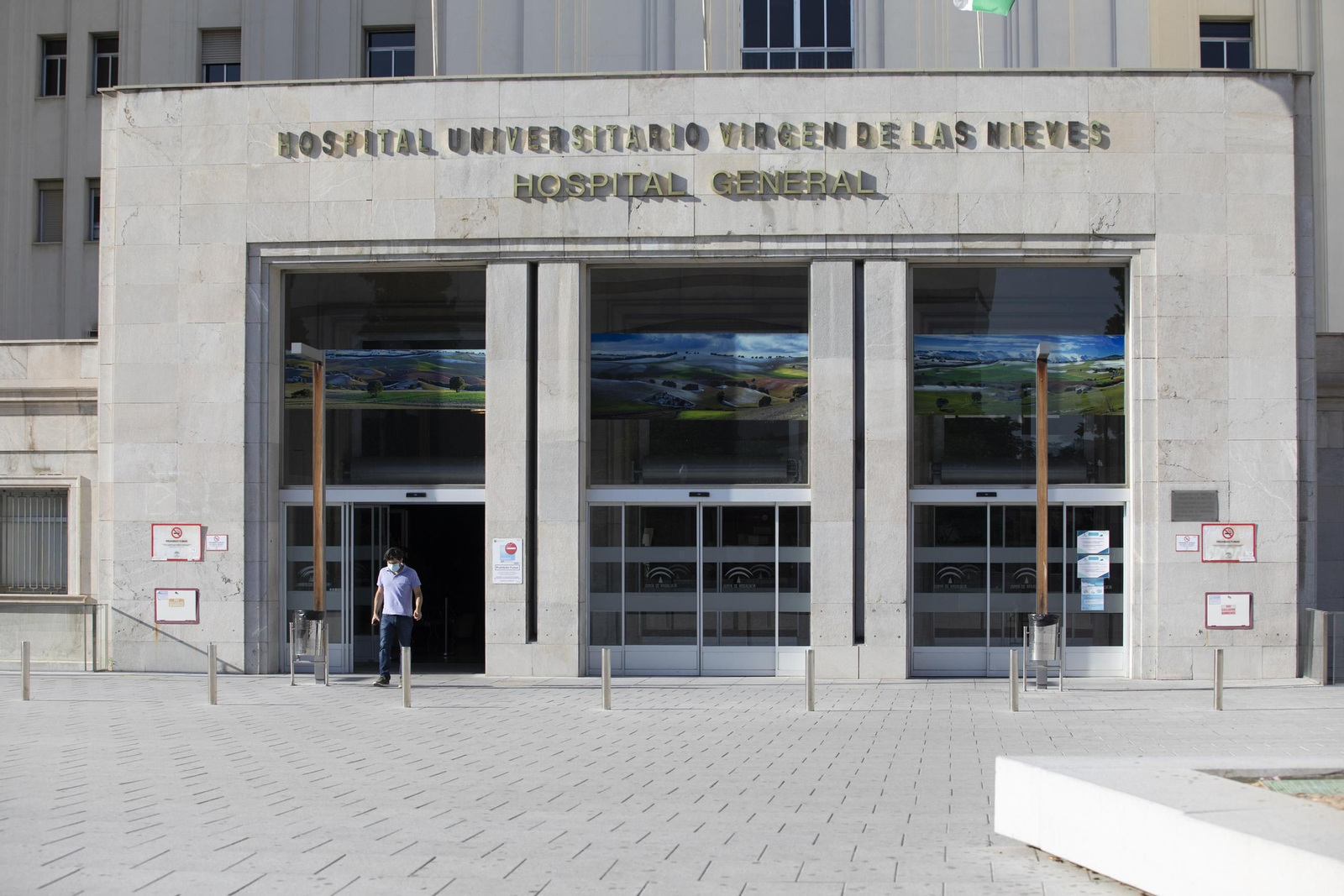 Entrada al Hospital Universitario Virgen de las Nieves de Granada