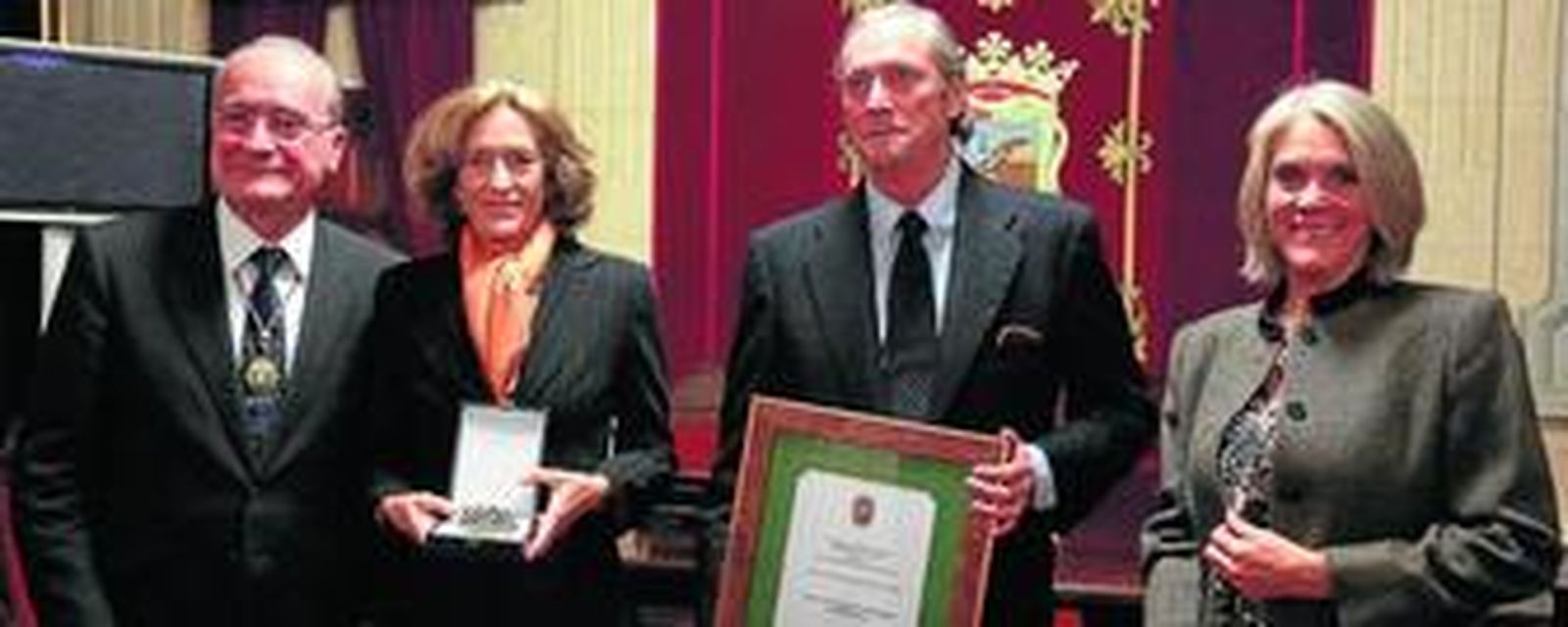 El alcalde entrega el título de Hijo Predilecto y Medalla de la Ciudad a título póstumo a los familiares de Enrique Van Dulken, ayer, en el salón de Plenos del Ayuntamiento.