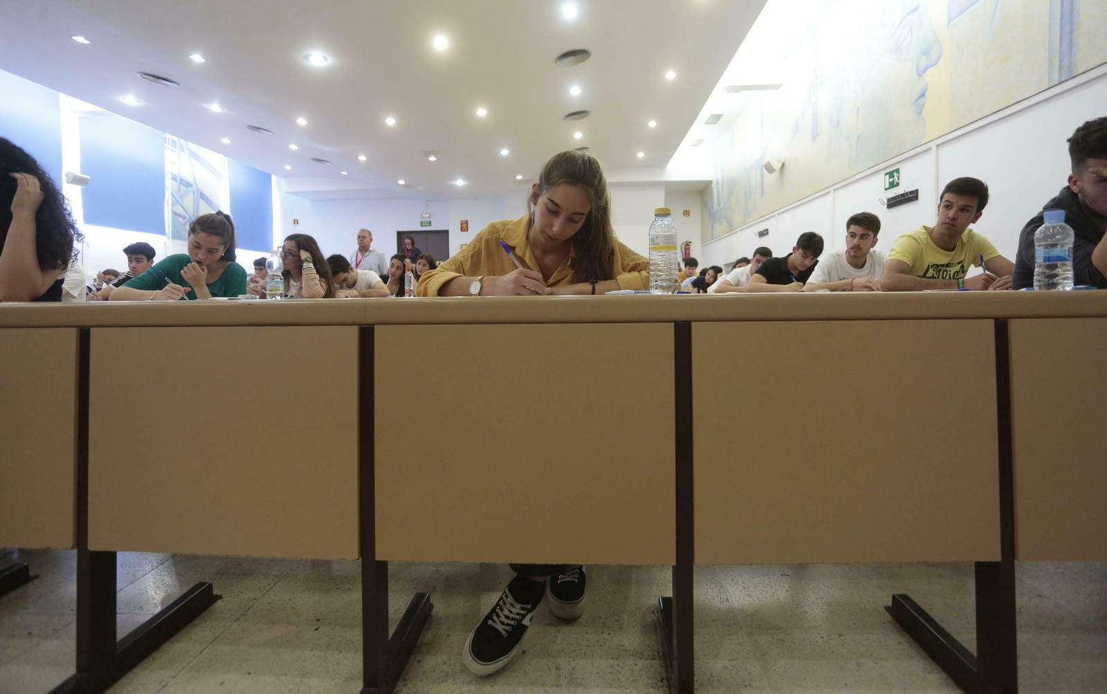 Varios estudiantes examinándose de Selectividad.