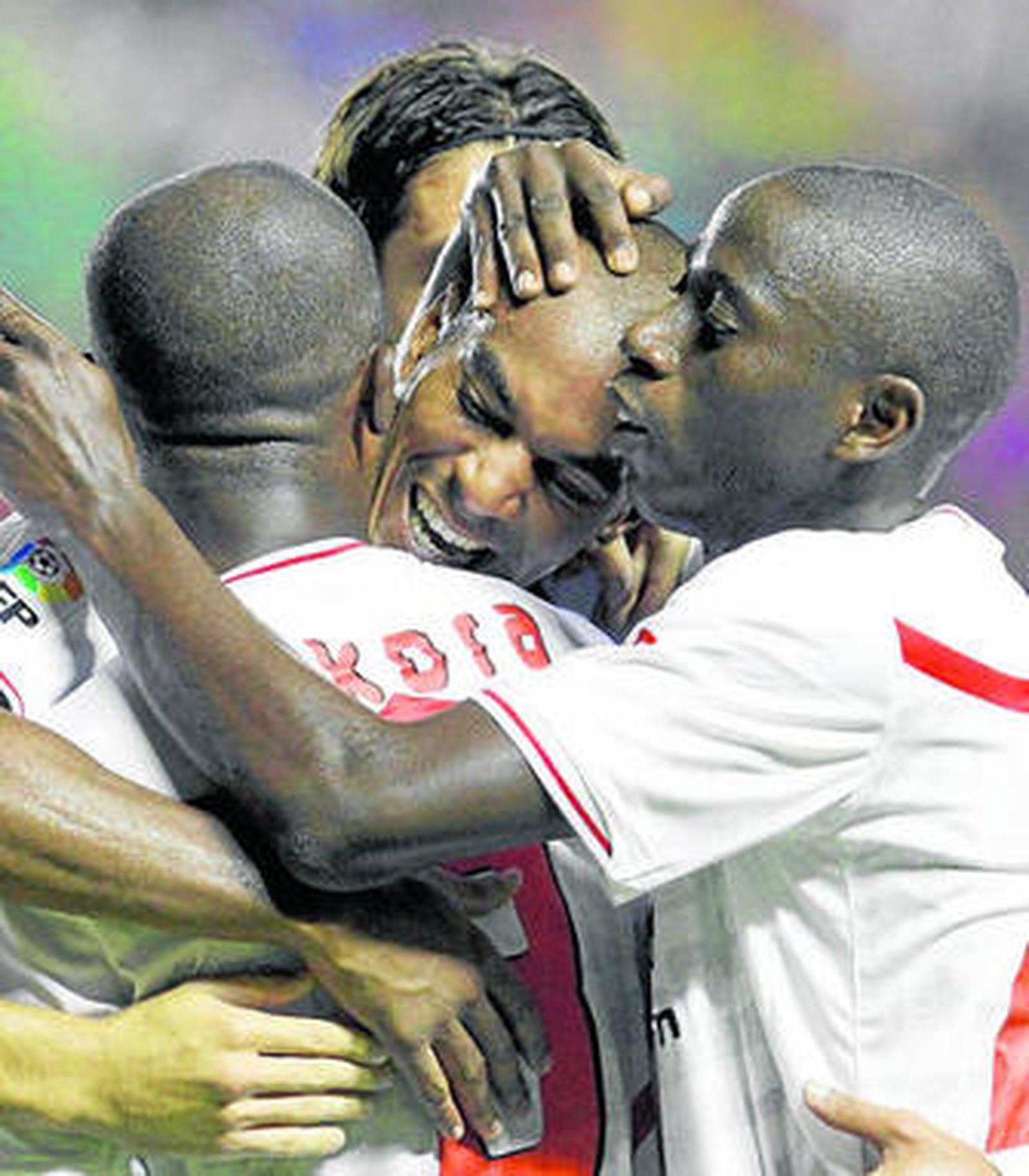 Konko felicitado por sus compañeros tras marcar uno de sus dos goles.