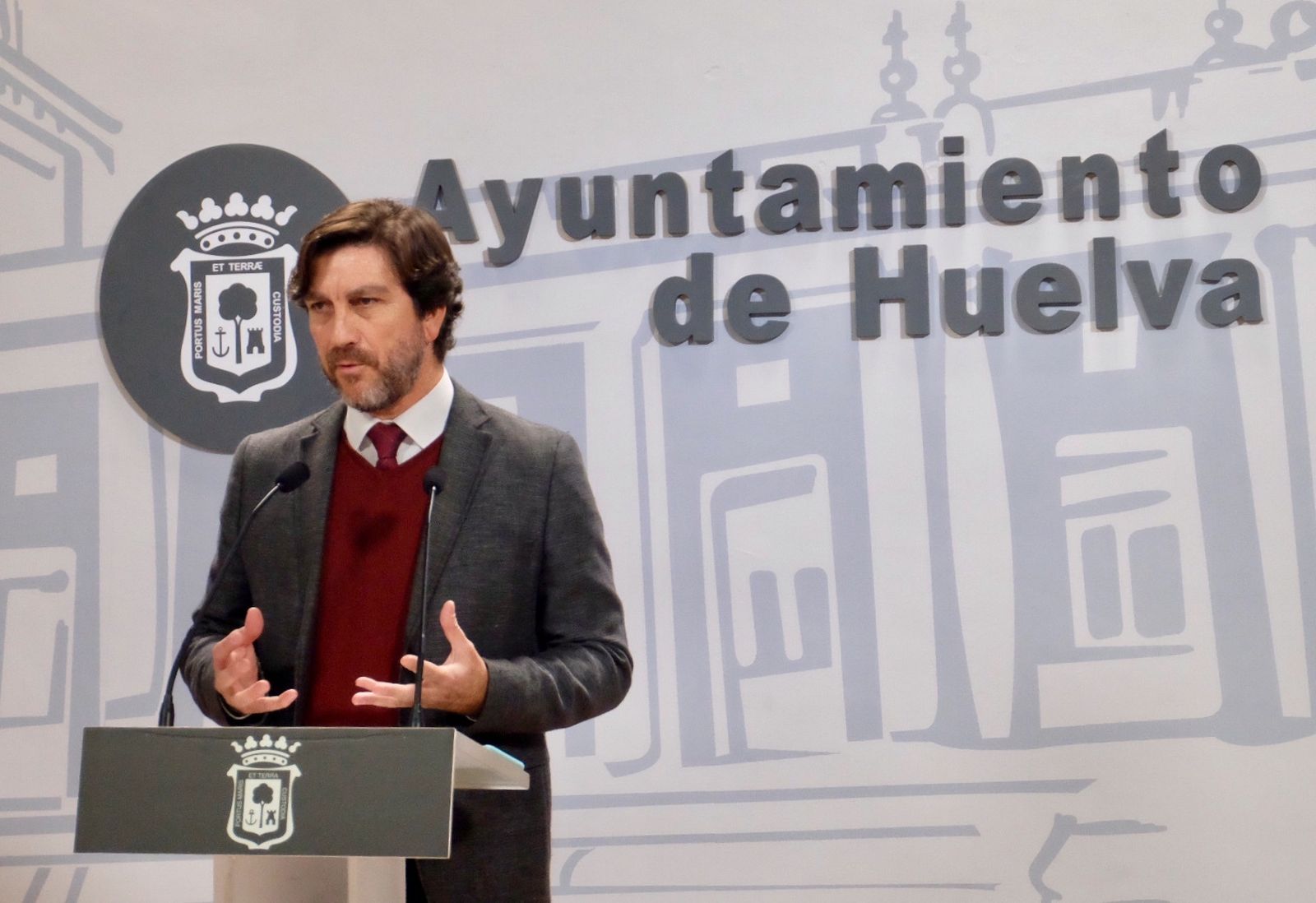 El presidente de Emtusa, Enrique Gaviño, ayer, en rueda de prensa.