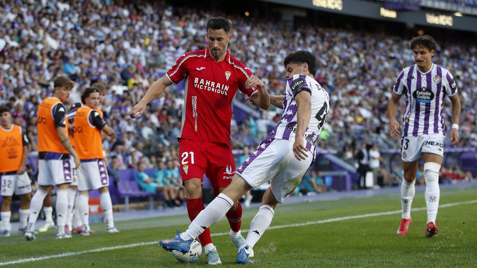 Albarrán pugna por el balón en la visita del Córdoba CF al Real Valladolid.
