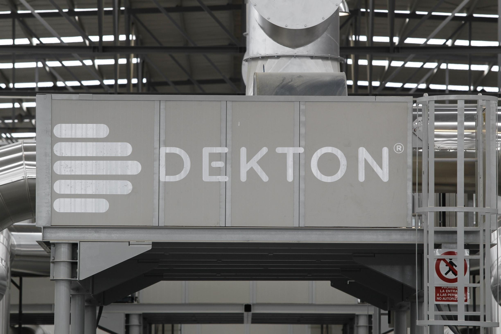 Planta de Dekton en las instalaciones de la multinacional almeriense Cosentino en Cantoria.