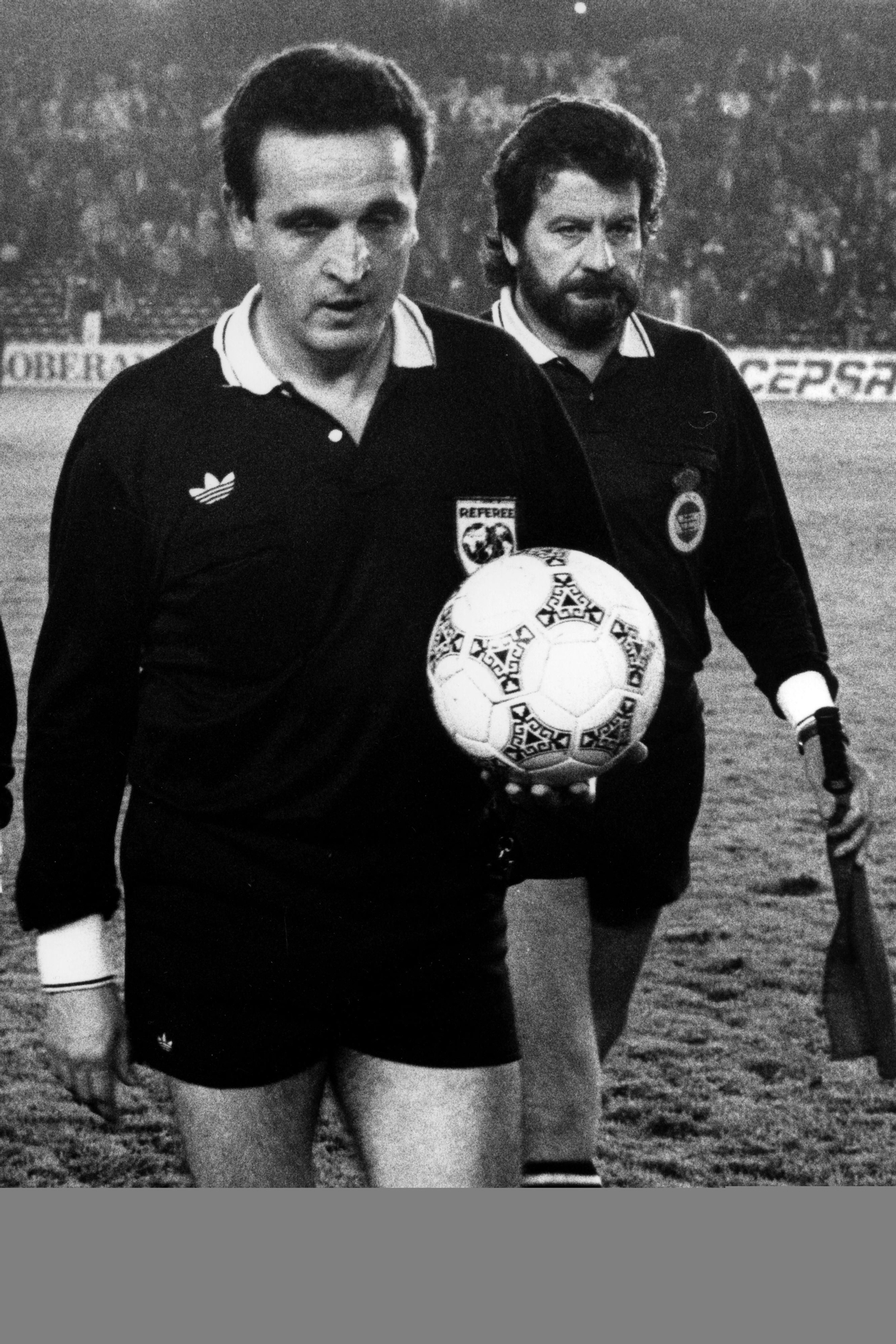 Enríquez Negreira en su época de árbitro de Primera, con Mazorra Freire detrás.