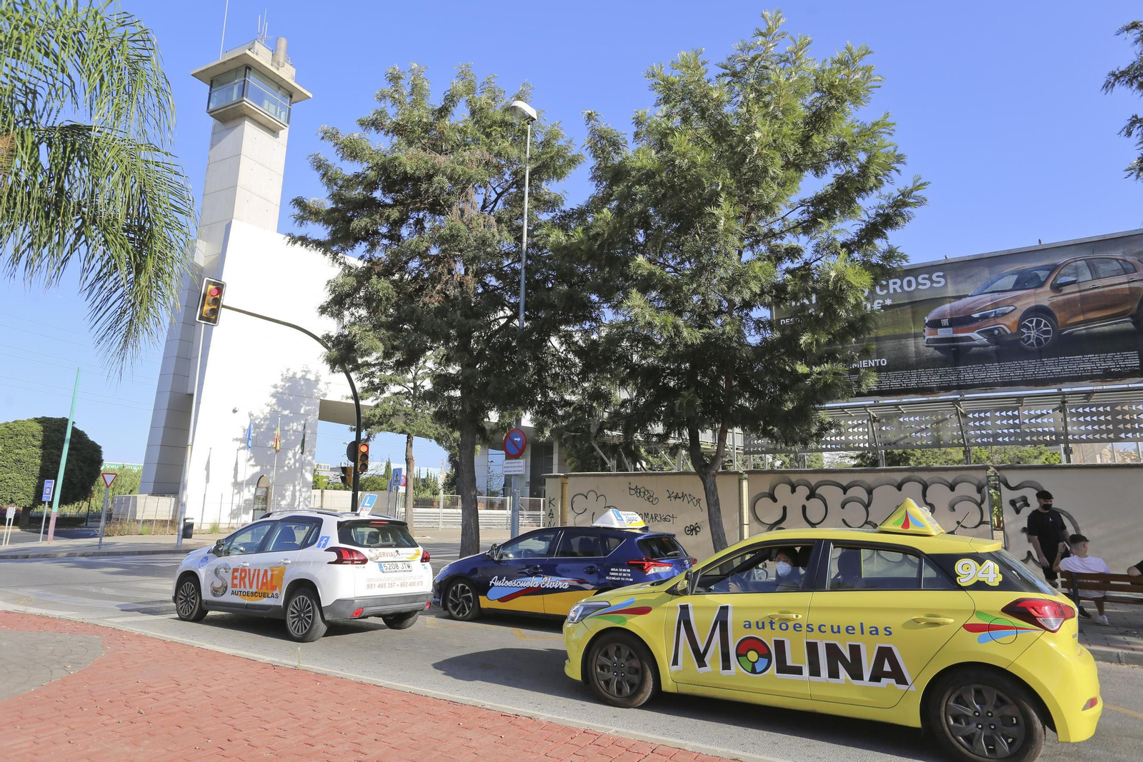 Coches de autoescuelas junto a la sede de Tráfico en Málaga.