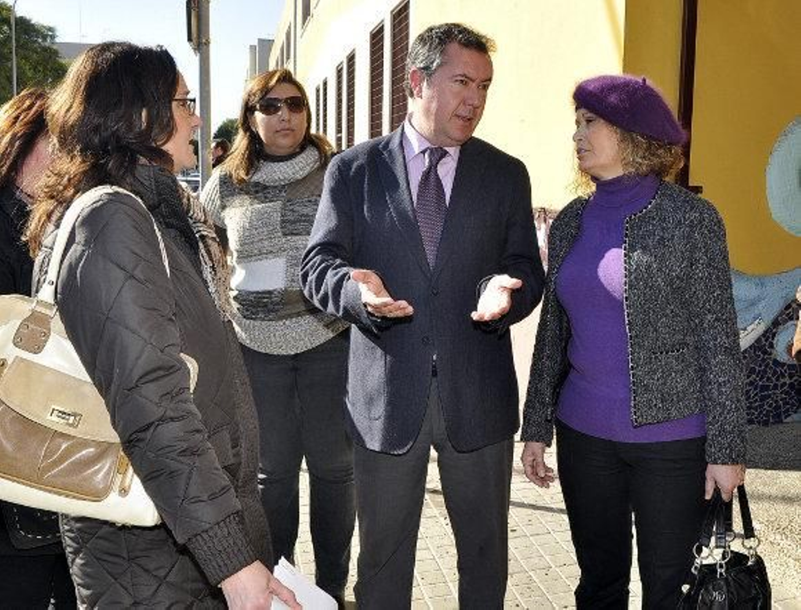 Espadas pide a Zoido "compromisos claros" con el colegio Sánchez Mejías