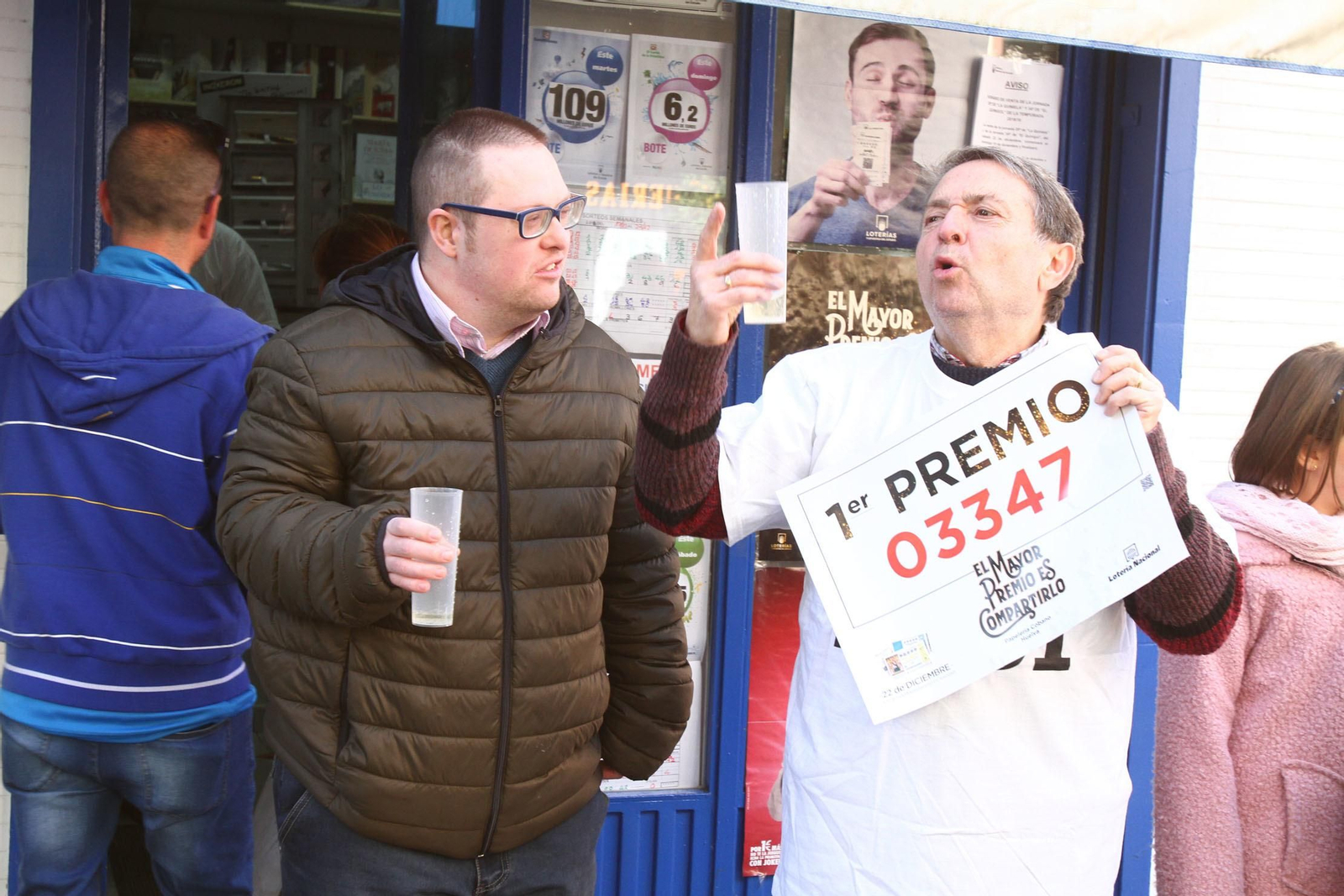 Alegría en Huelva tras tocar por primera vez el gordo en la capital.