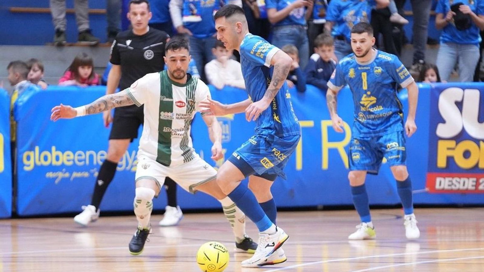Felipe Echavarría presiona a un jugador local. Felipe Echavarría presiona a un jugador local.