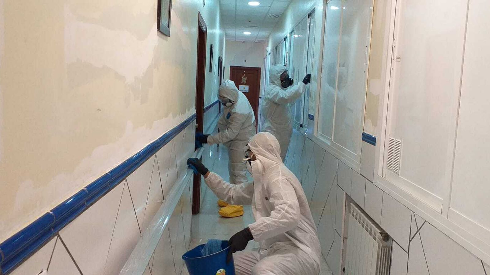 Limpieza de un centro de mayores de Santiponce.