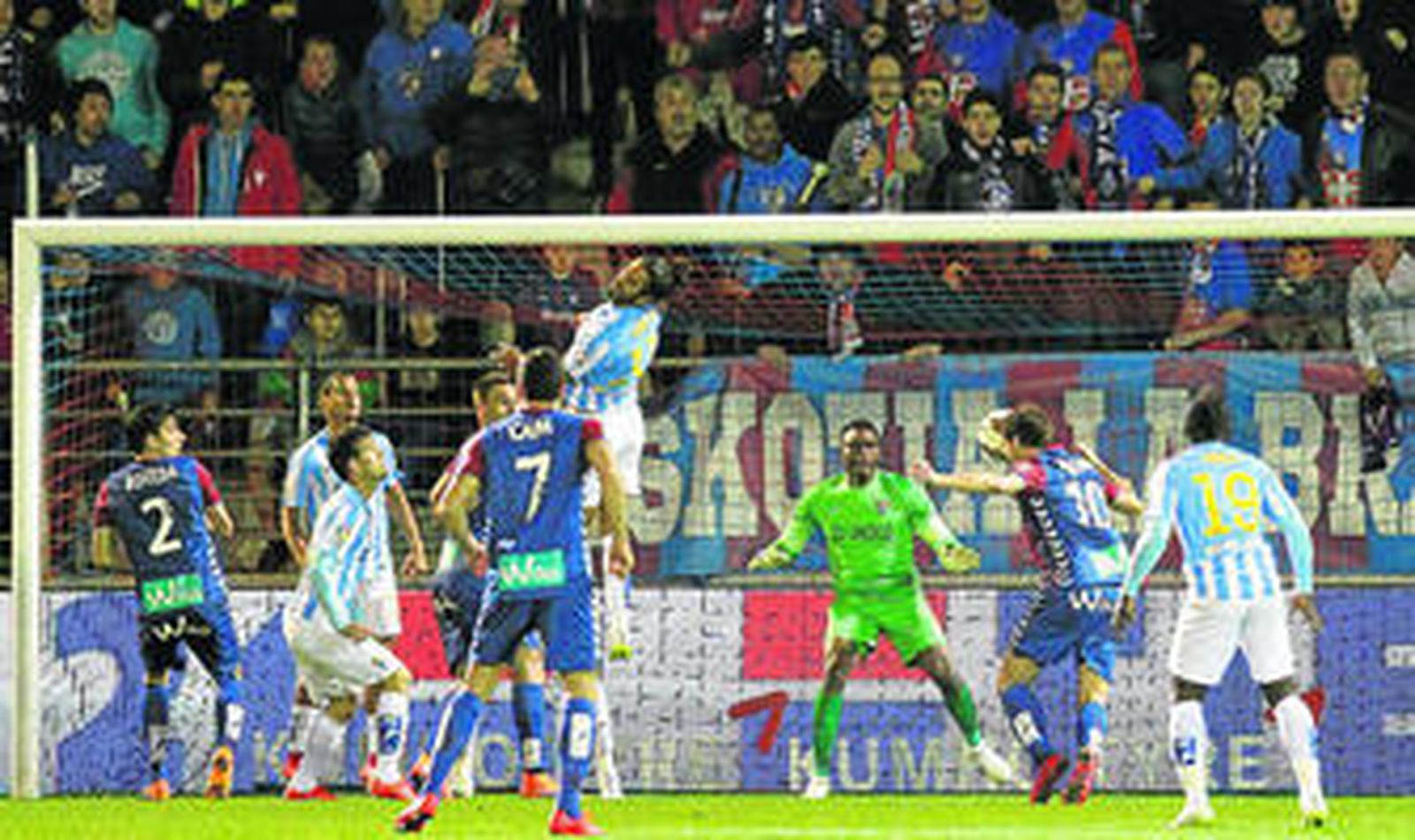 Instantánea del momento en que Arruabarrena cabecea para hacer el único gol del partido en Ipurúa el pasado miércoles.