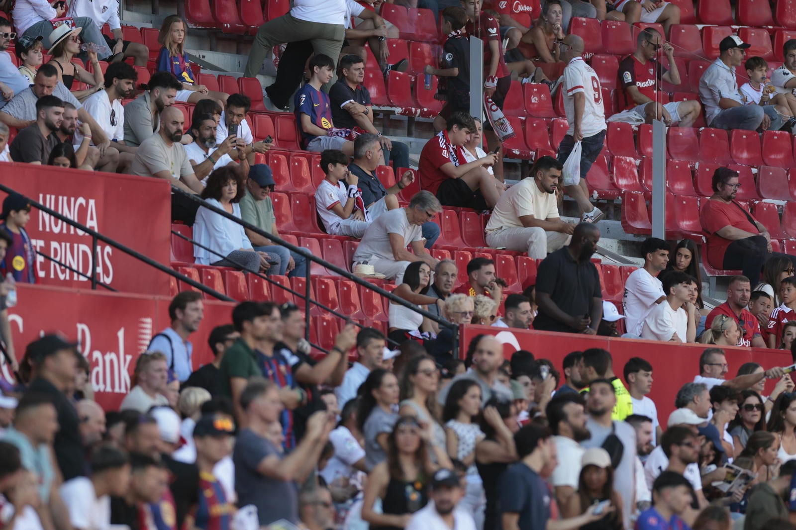 Búscate en las fotos del Sevilla FC - Barcelona