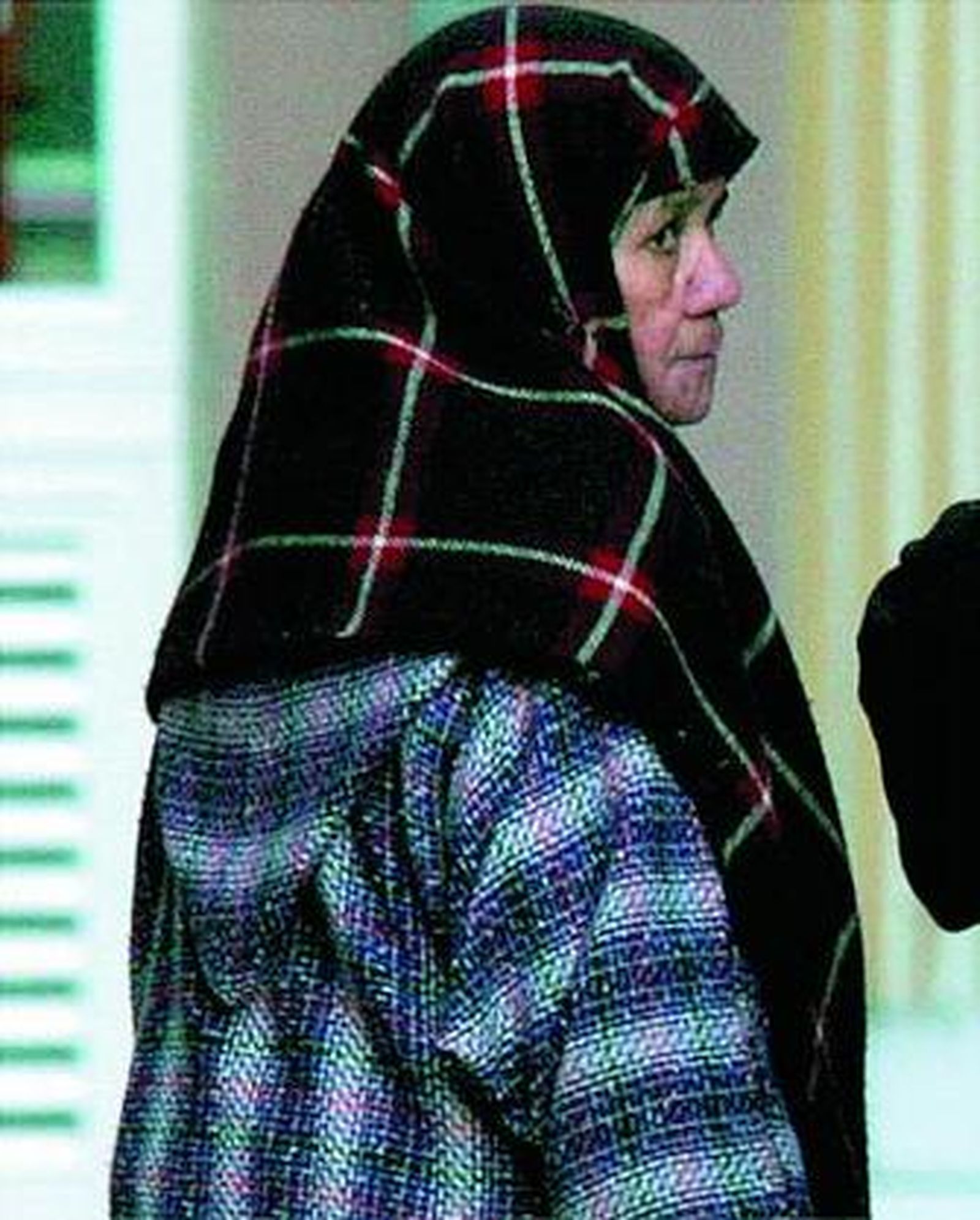 Una mujer marroquí, parada en una calle de Algeciras.