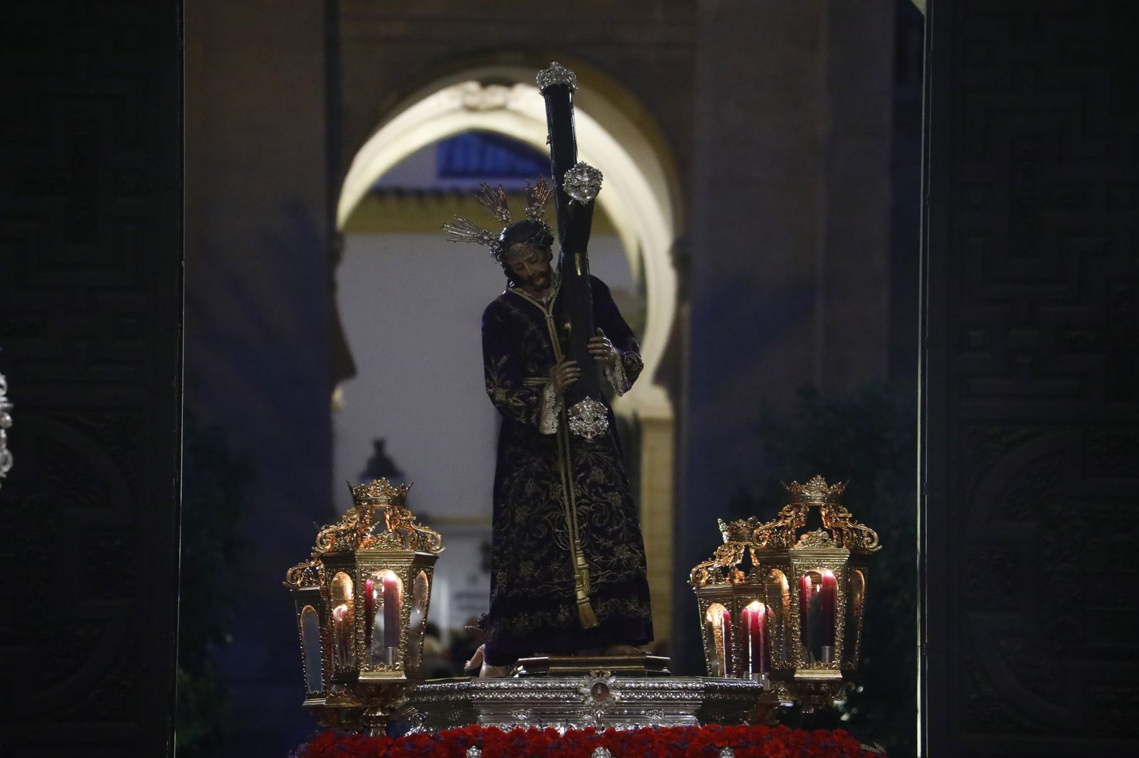 El vía crucis de las hermandades de Córdoba con el Señor del Calvario, en imágenes