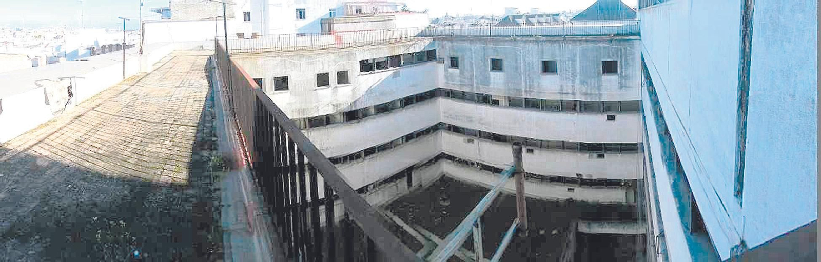 El estado de conservación de la antigua comisaría de la Gavidia es deficiente.