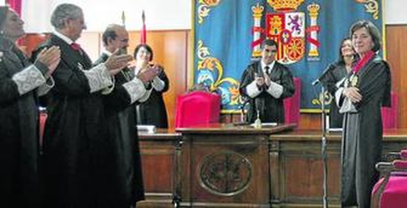 Rosa Fernández (d), ayer, aplaudida por Lorenzo del Río, Nuria Orellana, Ángeles Ayuso y el decano de los procuradores, entre otros.