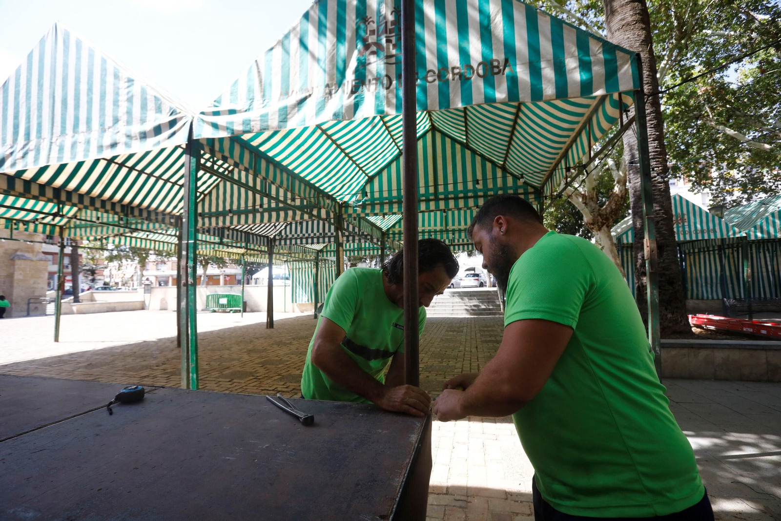 El montaje de la Velá de la Fuensanta, en imágenes