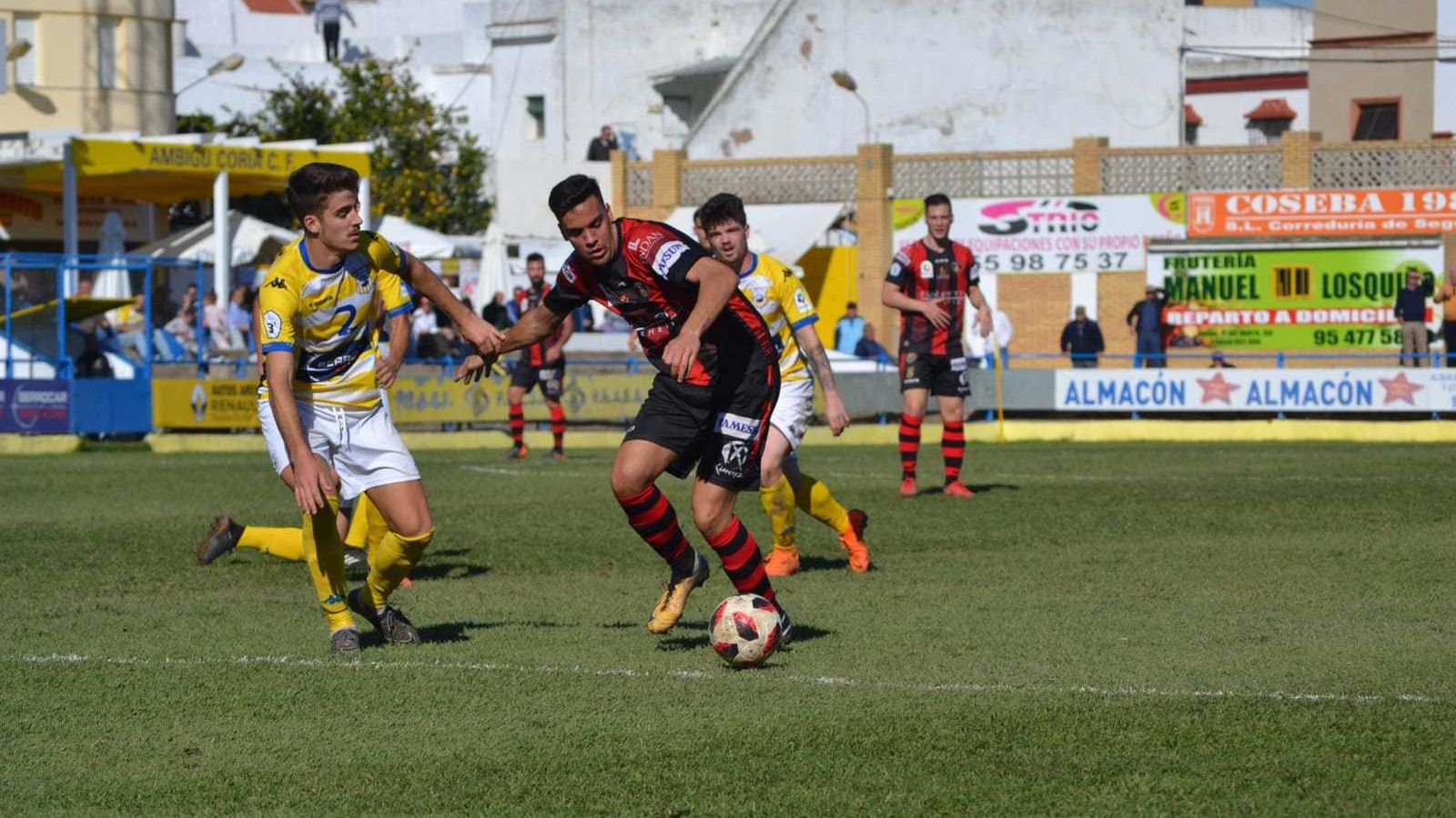 Luque pelea un balón con un jugador del Coria.