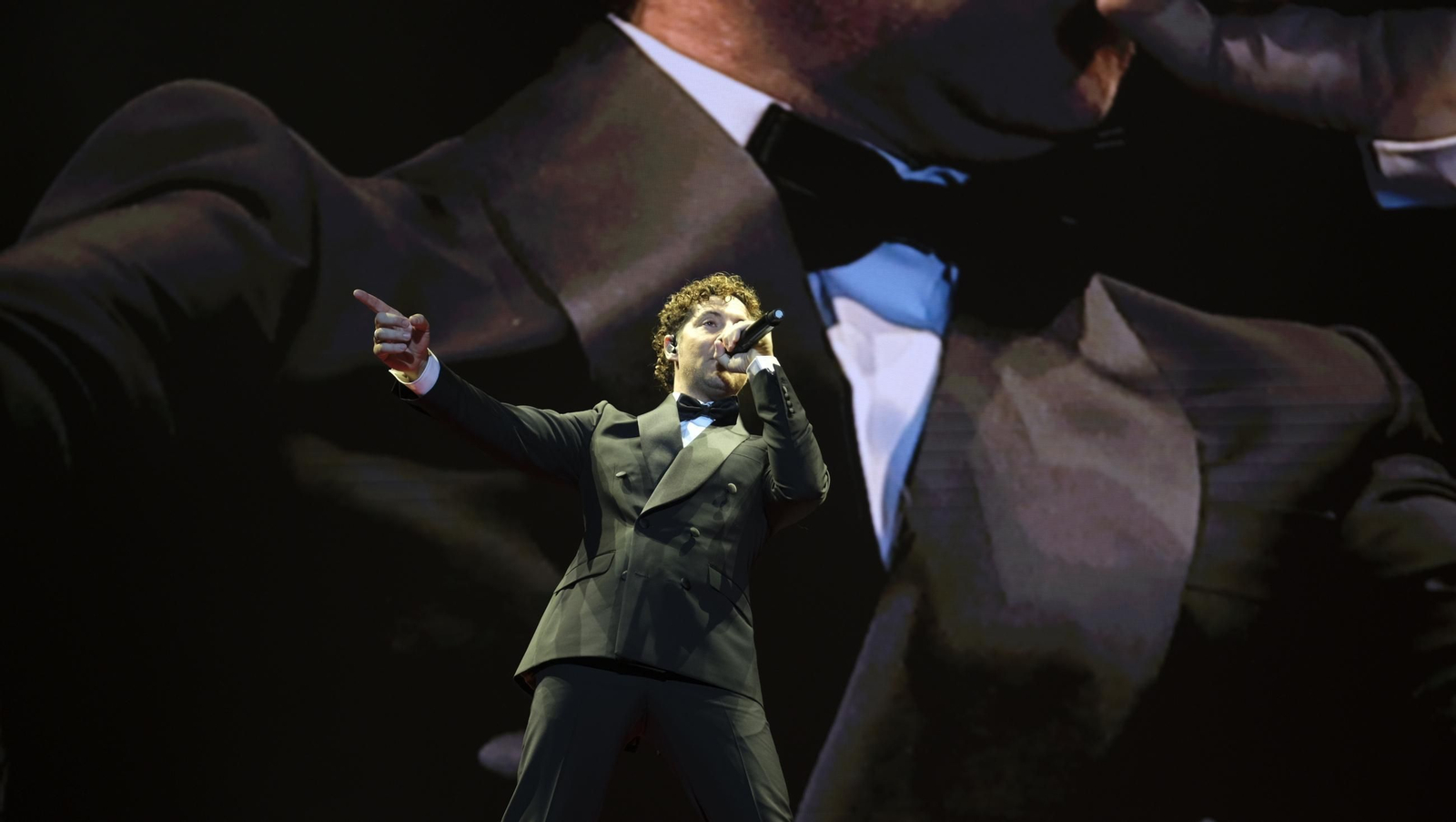 David Bisbal enamora a su Almería en el inicio de la gira 'Todo es Posible en Navidad', en fotografías