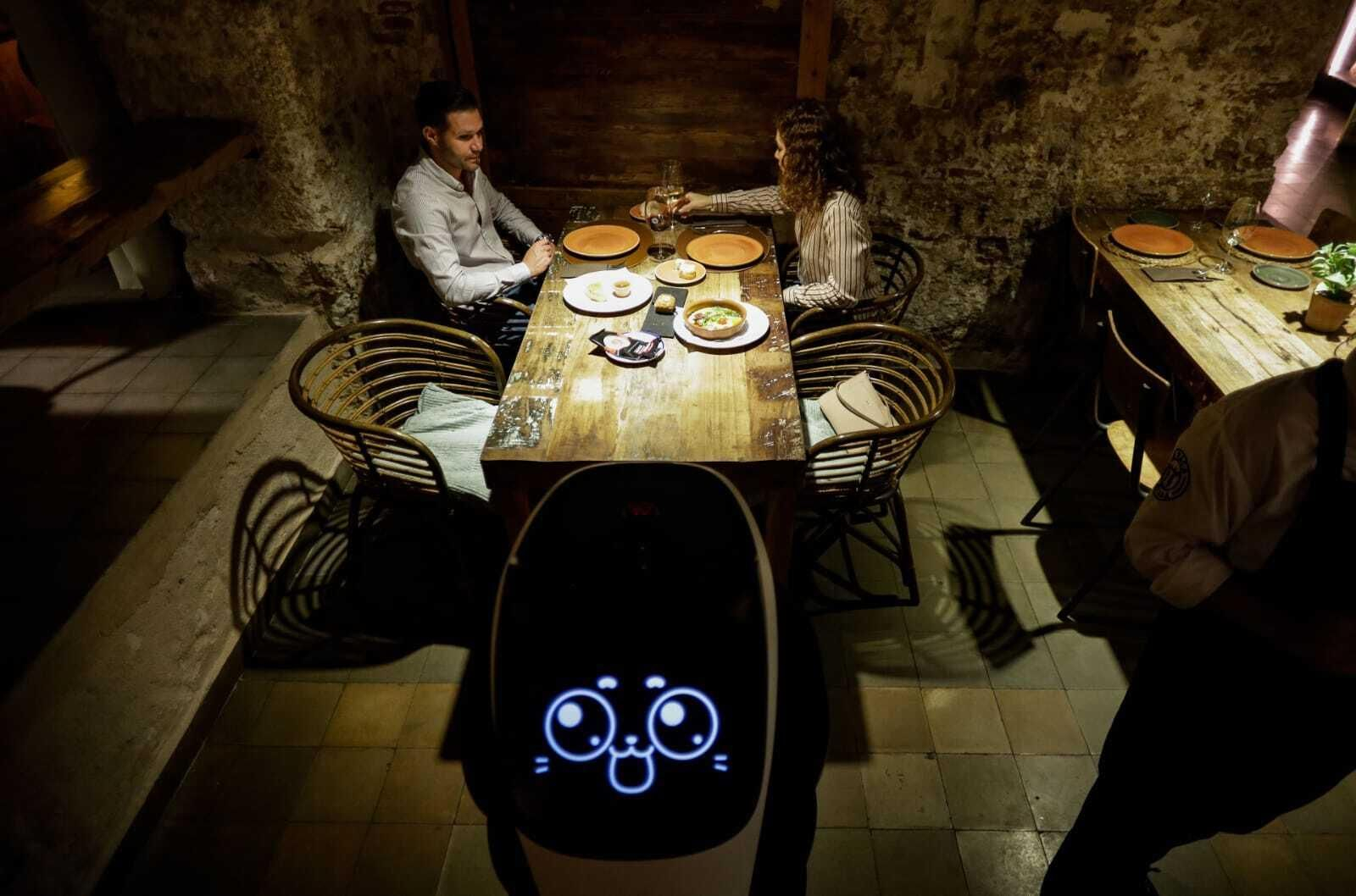 Así es el primer camarero robot de Cádiz