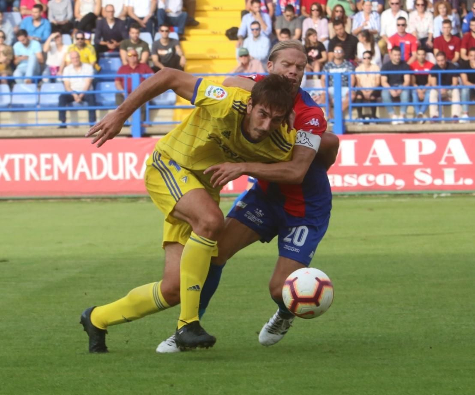 Lekic disputa un balón con Aitor.