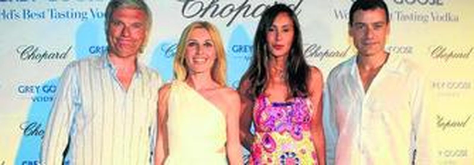 Los actores Carles Sans y Cayetana Guillén Cuervo (sorprendente con su maquillaje) y sus respectivas parejas.