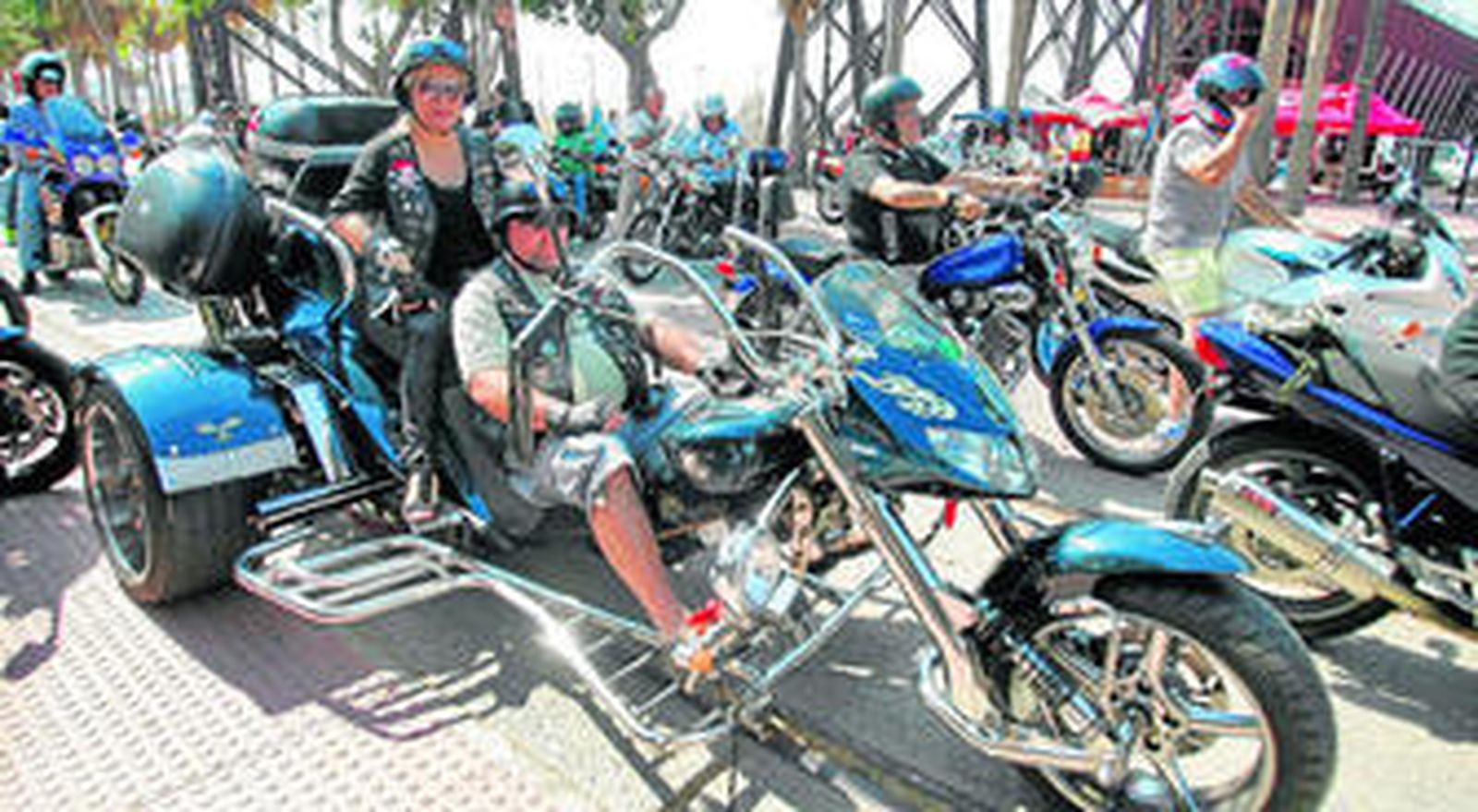 Algunos optaron por las tres ruedas y la buena compañía, como estos dos moteros que compartieron ruta.