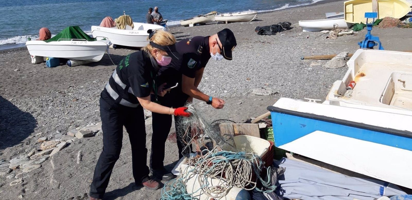 Operación contra la pesca furtiva en la costa de Granada: decomisan 2.200 kilos de redes y varias embarcaciones